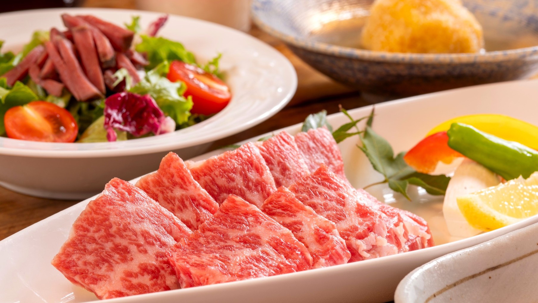 【足柄牛の陶板焼きコース】ジューシーで旨味抜群な赤身のお肉！卓上でお好きなように焼き上げてください★