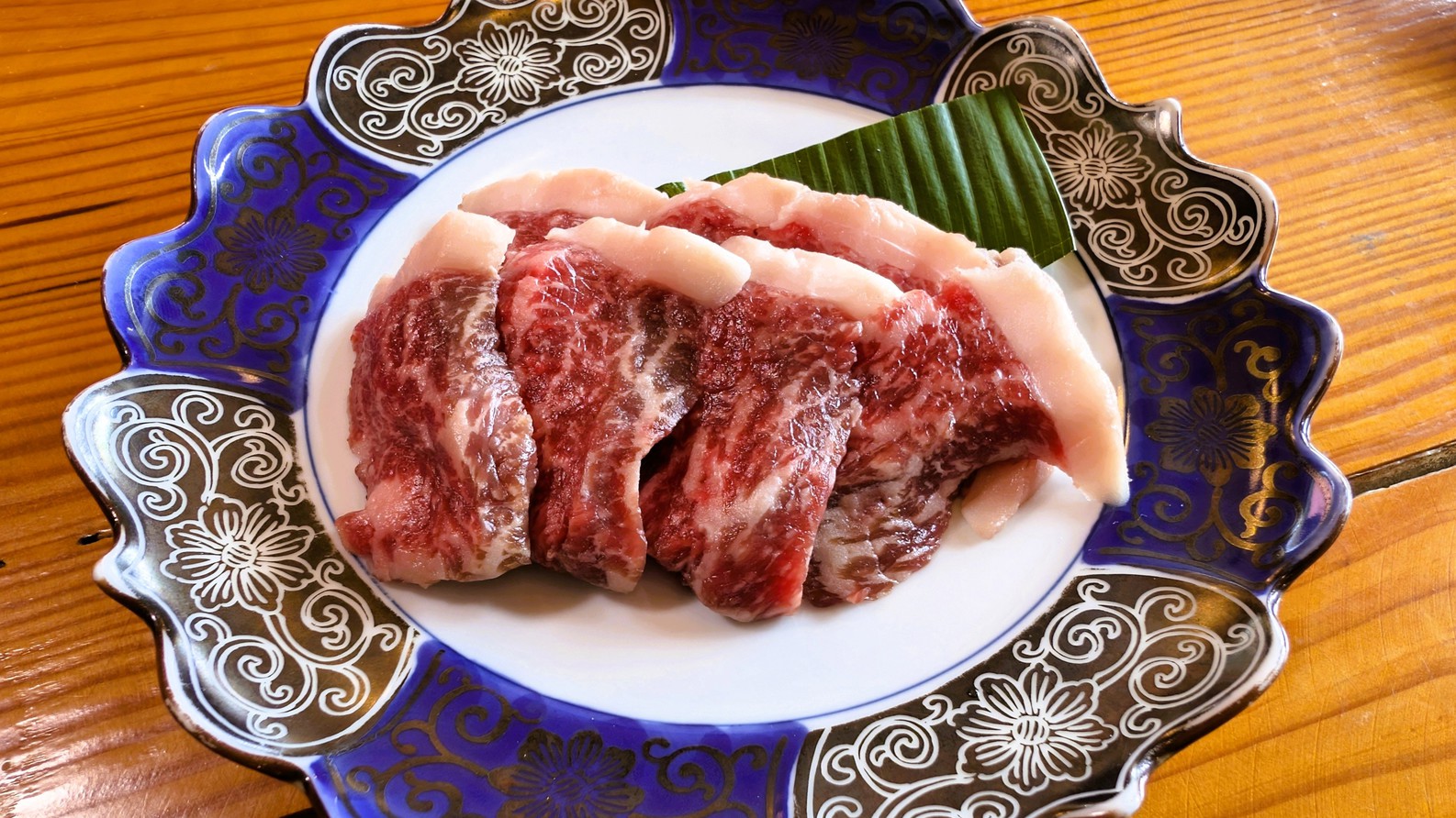 【★増量★足柄牛の陶板焼き】ジューシーで旨味抜群な赤身のお肉！卓上でお好きなように焼き上げてください