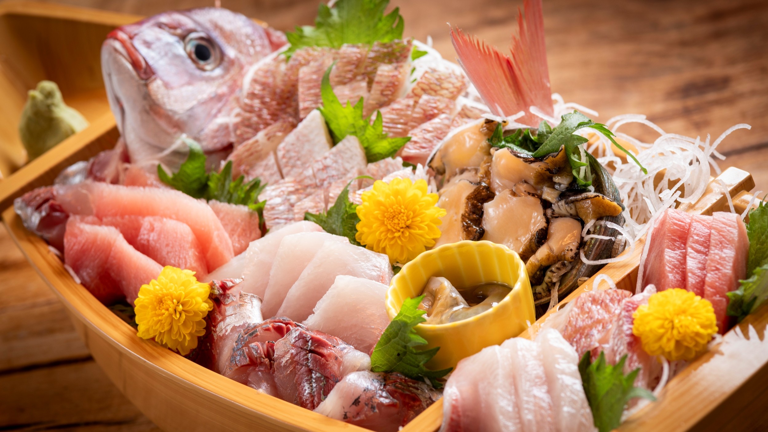 相模湾で採れた新鮮な海鮮舟盛り