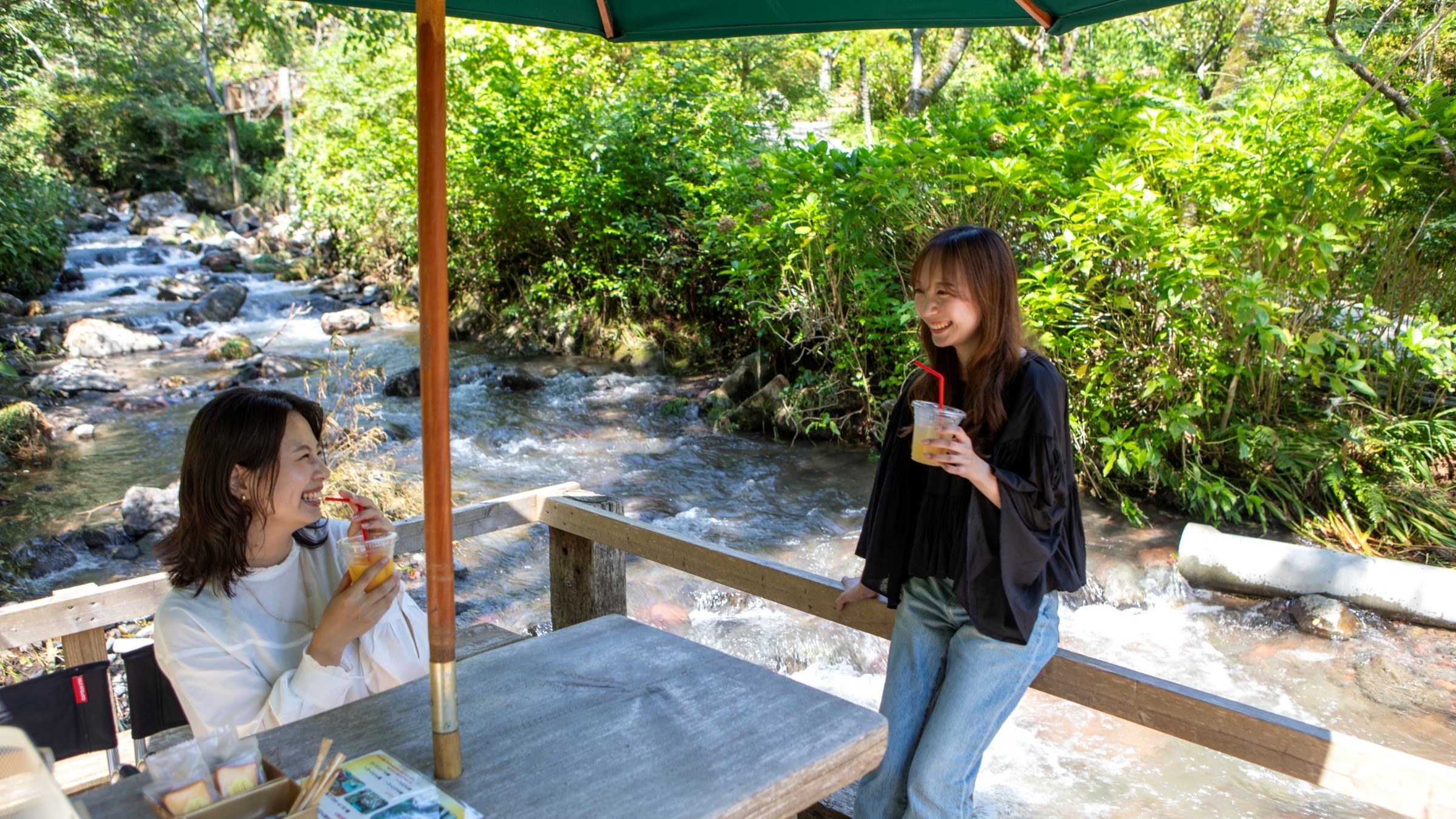 敷地内を流れる渓流沿いにテラスをご用意しています。ここでコーヒーなどいかがですか？