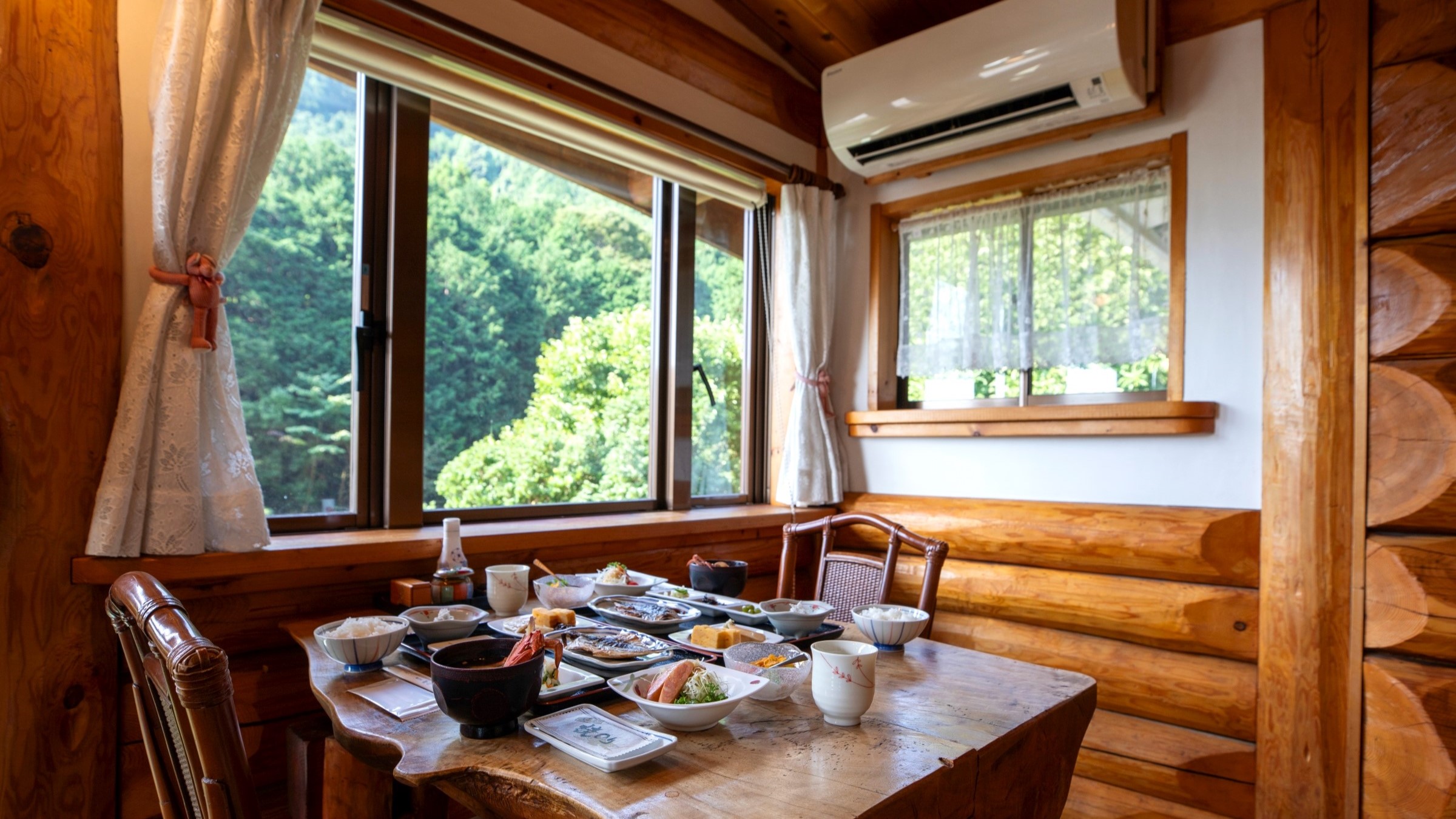 朝食は朝の爽やかな光を浴びながら