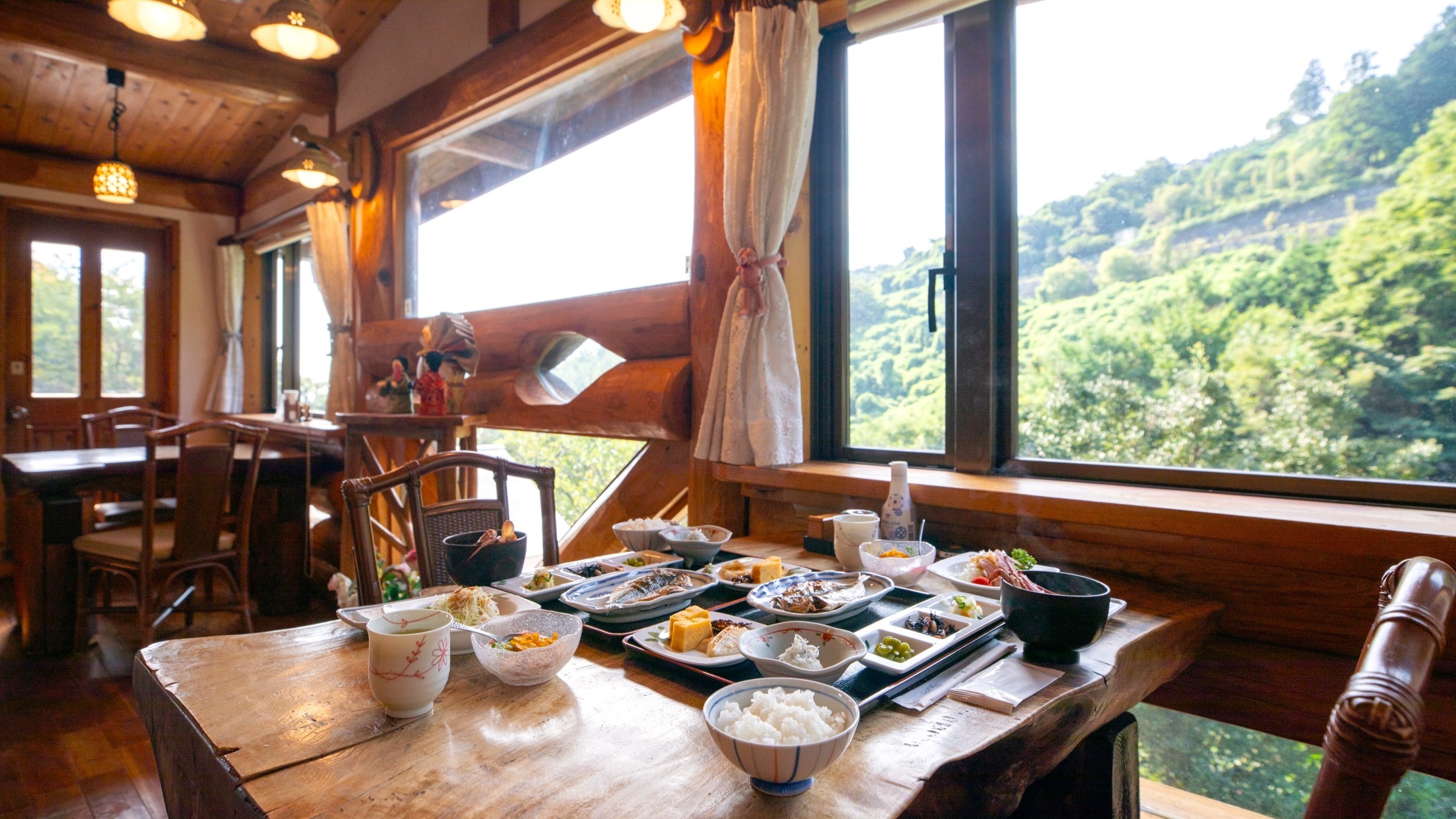 朝食は朝の爽やかな光を浴びながら