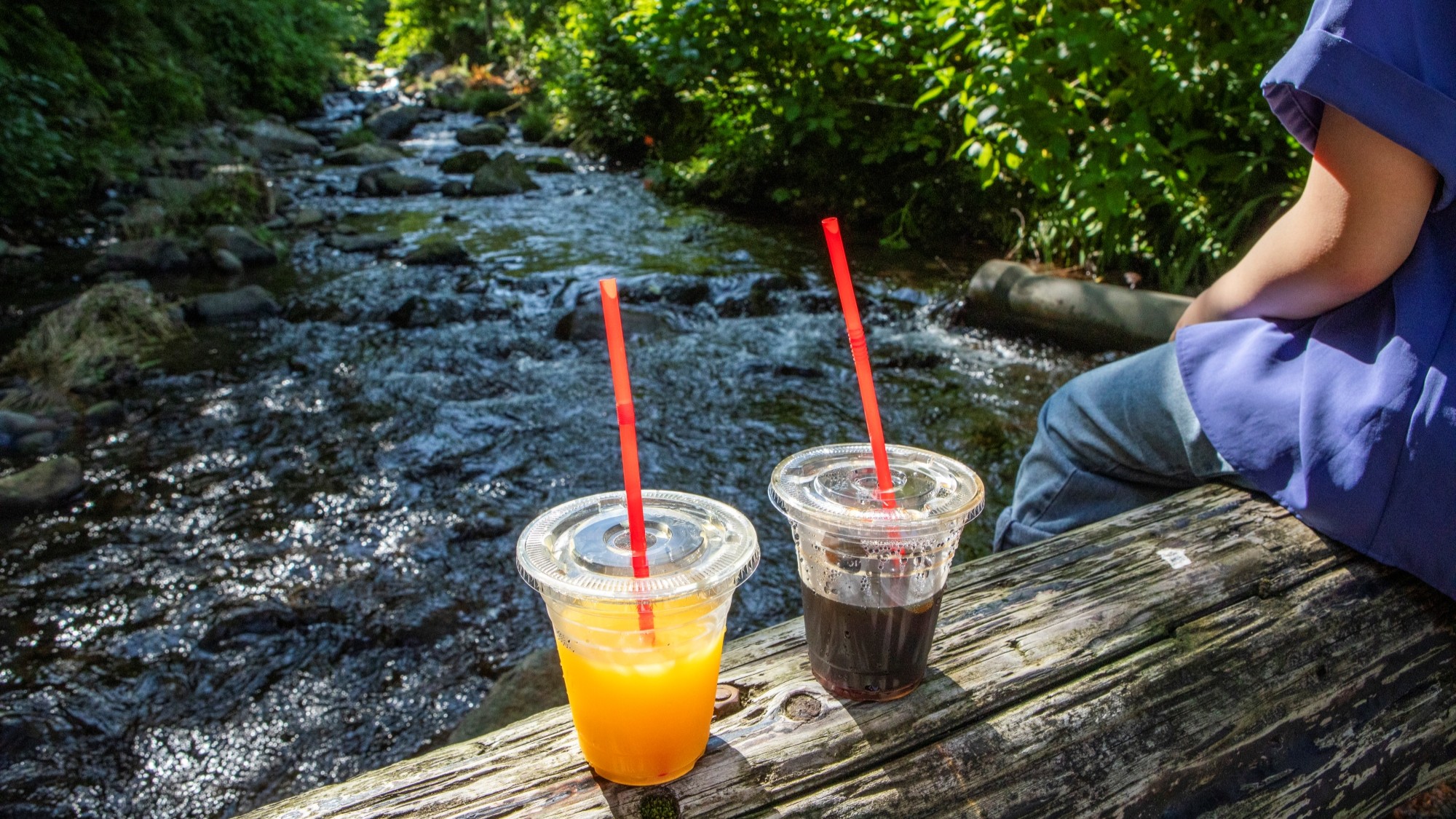 渓流に足をつけながらのドリンクはいかが