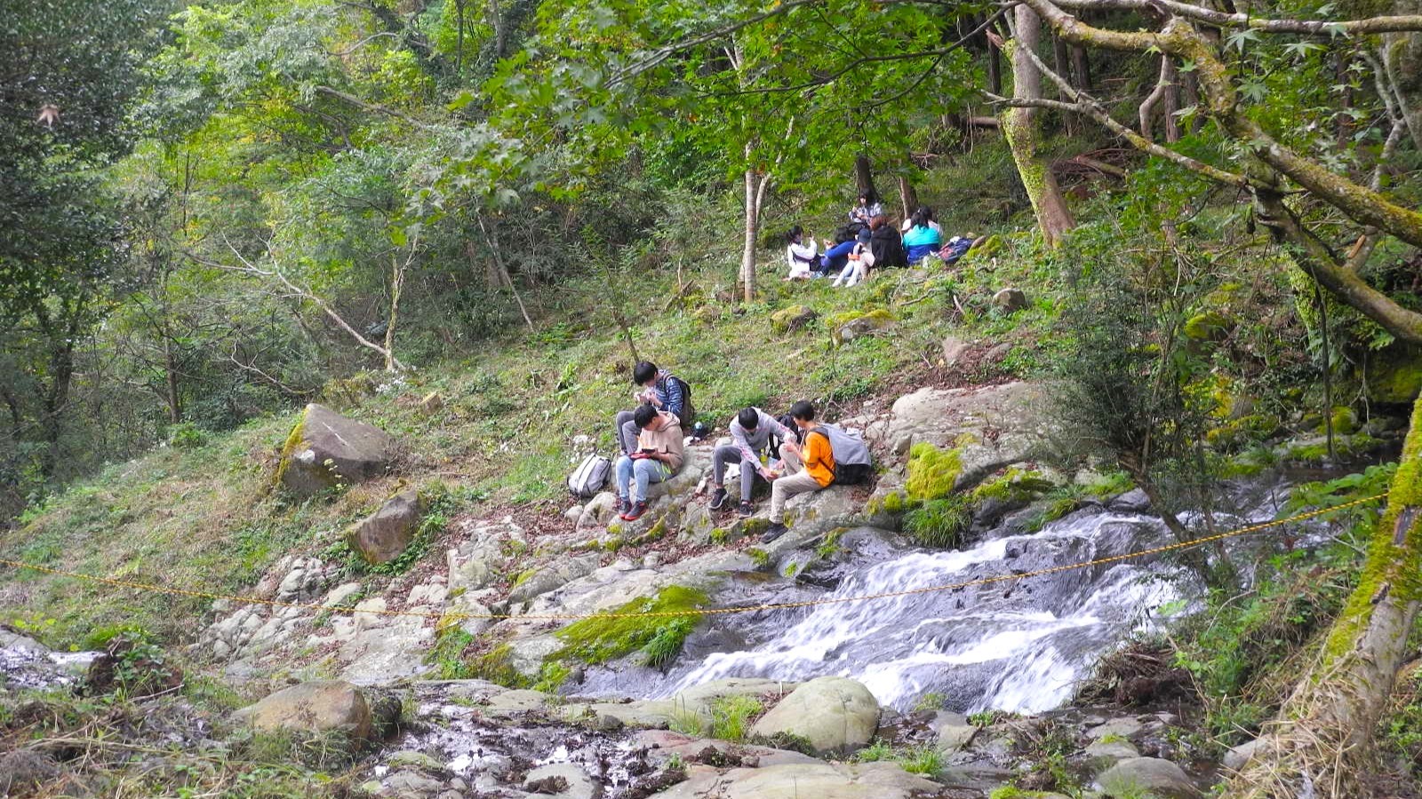 花崗岩大地を流れる渓流