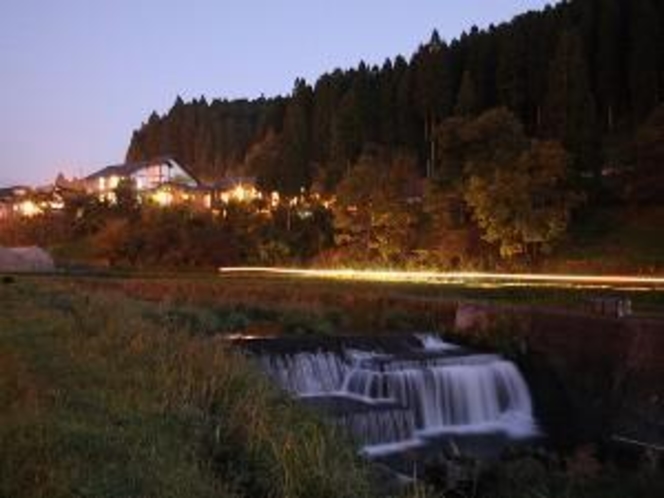 筑後川源流　田の原側沿いから見る旅館