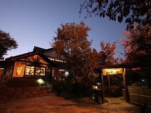 夕暮れ時の外観