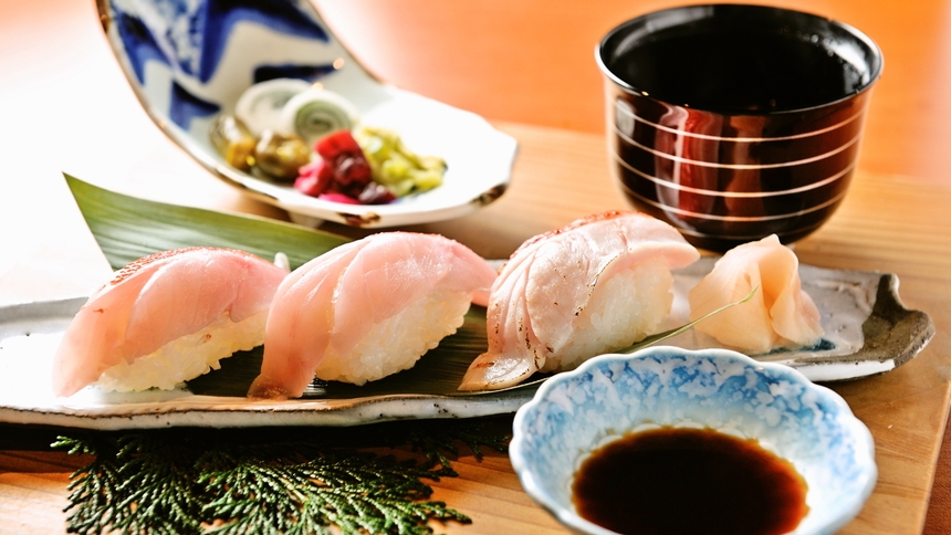 【ワンランク上の伊豆旬彩会席】メインのお料理は「鮑の踊り焼き」伊豆名産の金目鯛を2種の握り鮨で愉しむ