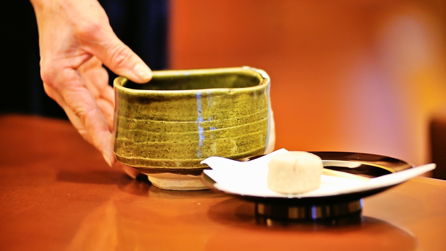 【ラウンジ】お抹茶と伊豆の銘菓をお楽しみください