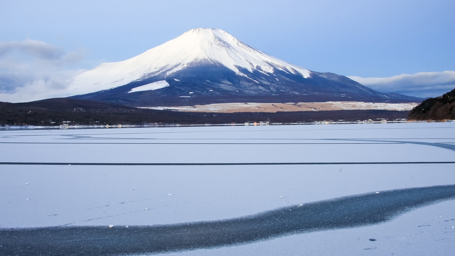 ・真っ白い雪に覆われた冬の富士山