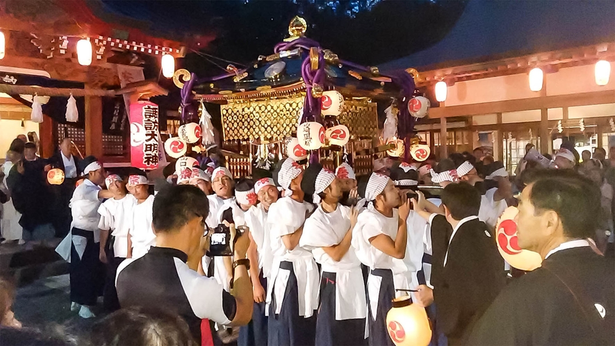 ・山中湖諏訪神社で毎年9月に行われる安産祭りの様子