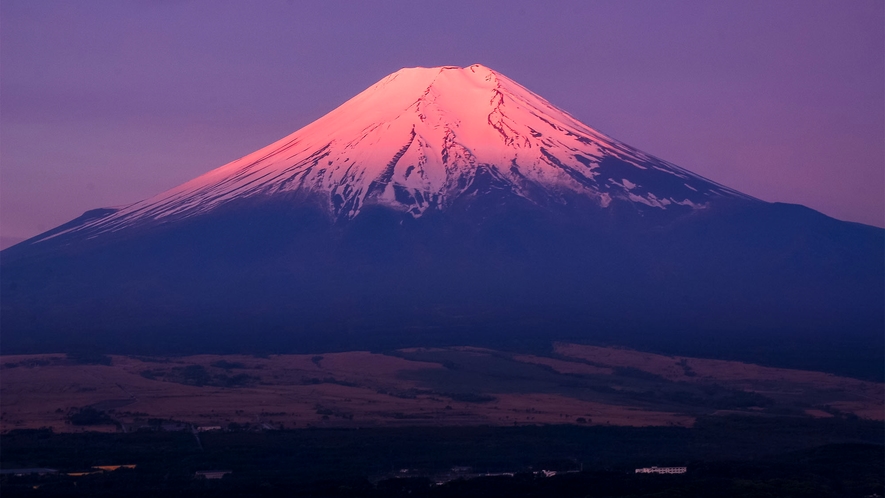 ・紅富士：富士山が冠雪した状態の中で朝日に照らされて真紅に染まった様子