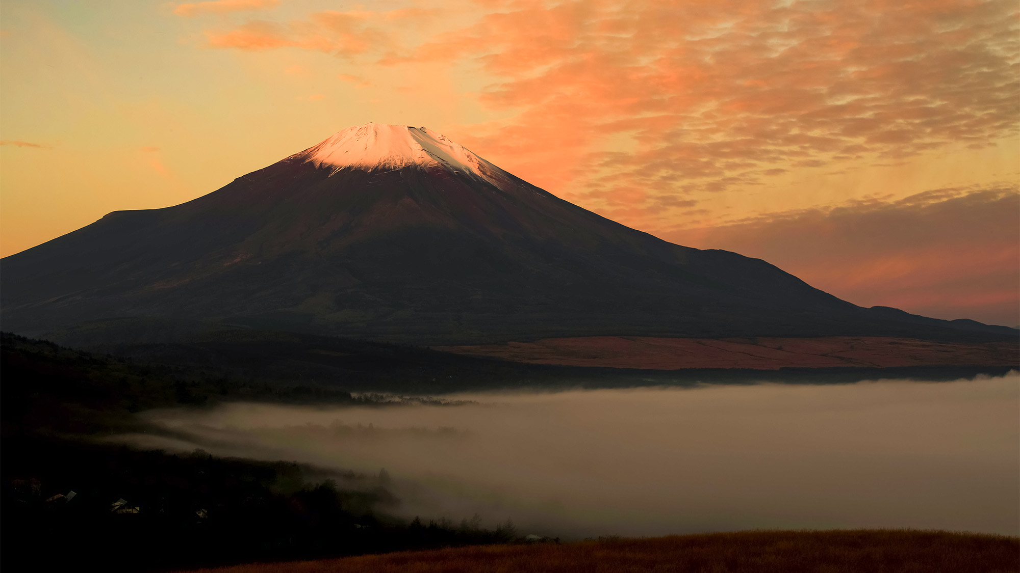 ・山中湖から三国峠に至る県道の途中にあるパノラマ台から見た富士山