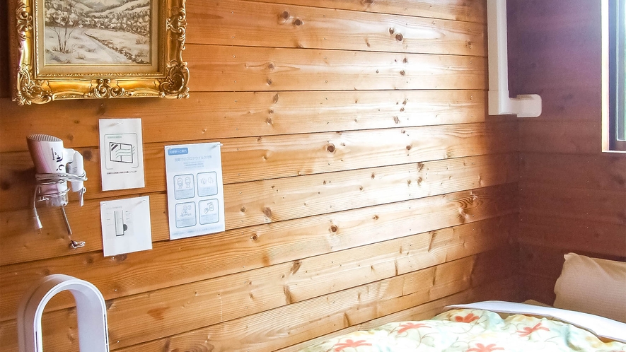 ・客室一例：ベッドには抗菌対策を施した羽毛ふとんを使用