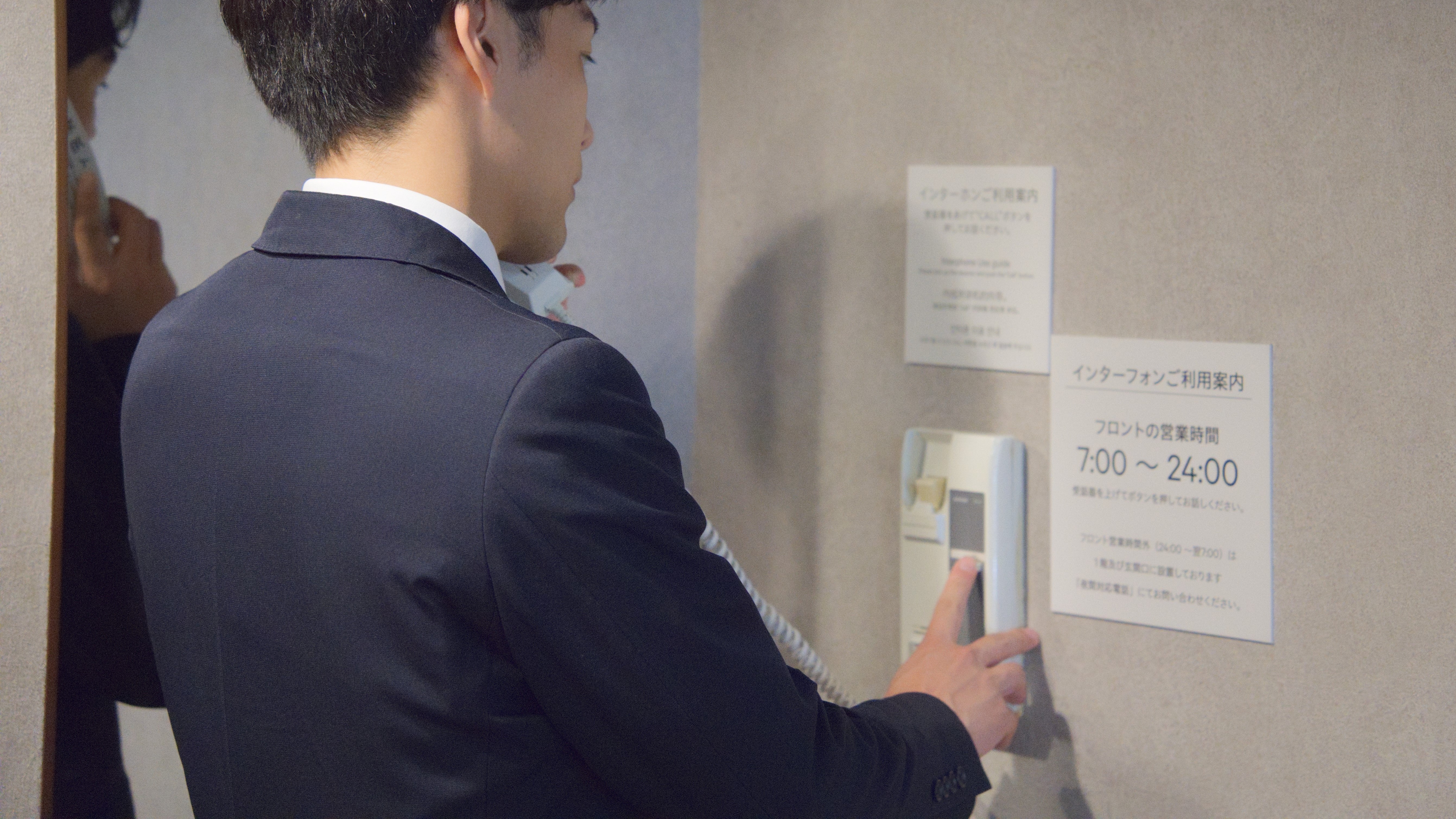 各階EV横に内線電話がございます