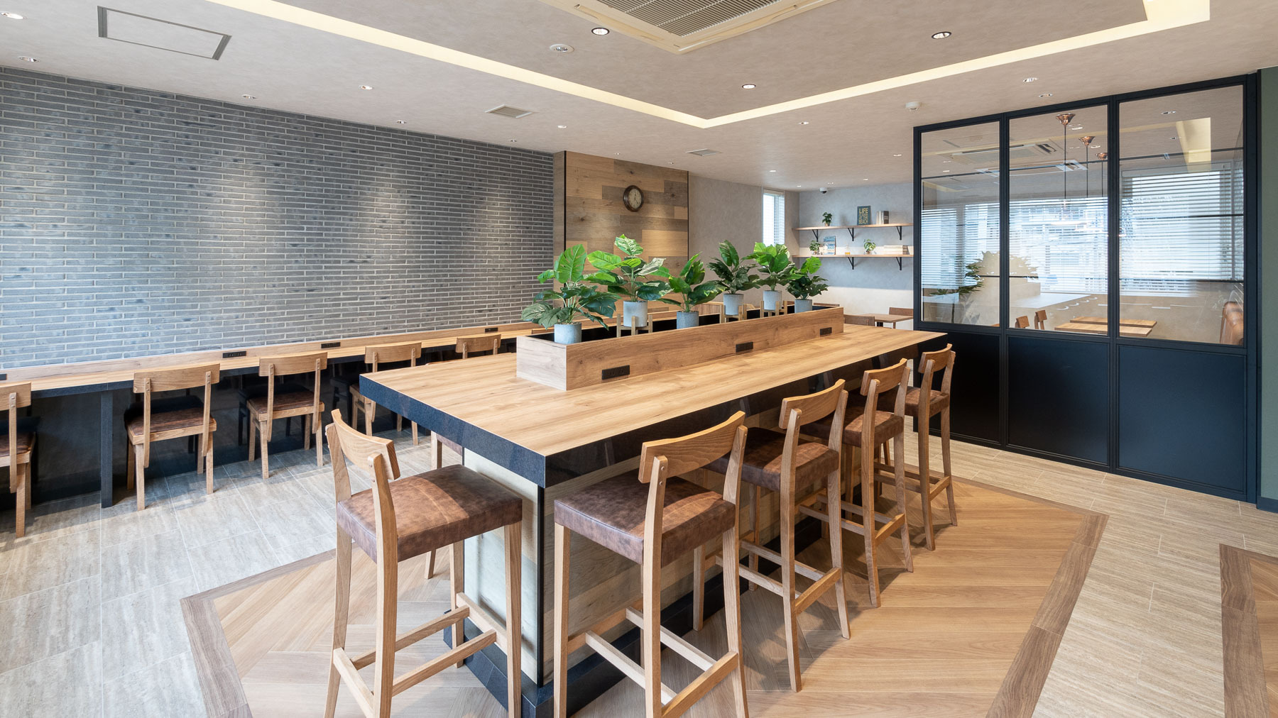 木のぬくもりも感じられるラウンジ