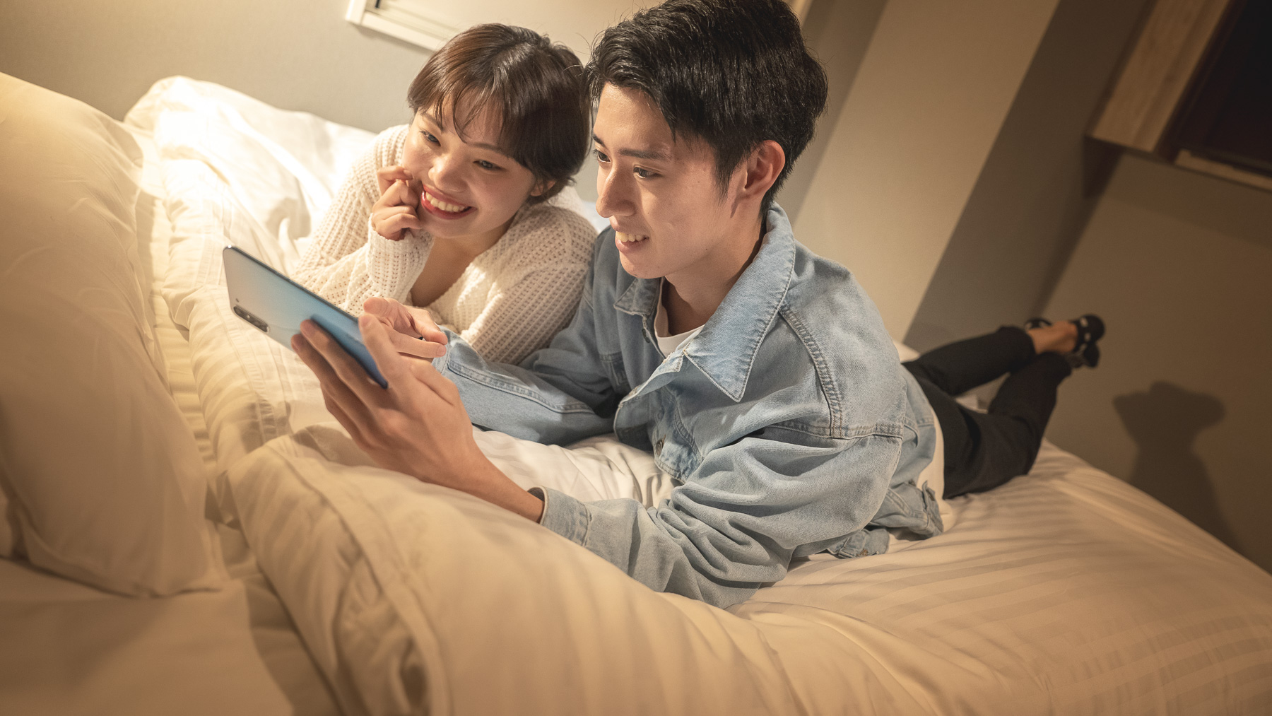 広々としたベッドでごゆっくりおくつろぎ頂けます　※使用感イメージ