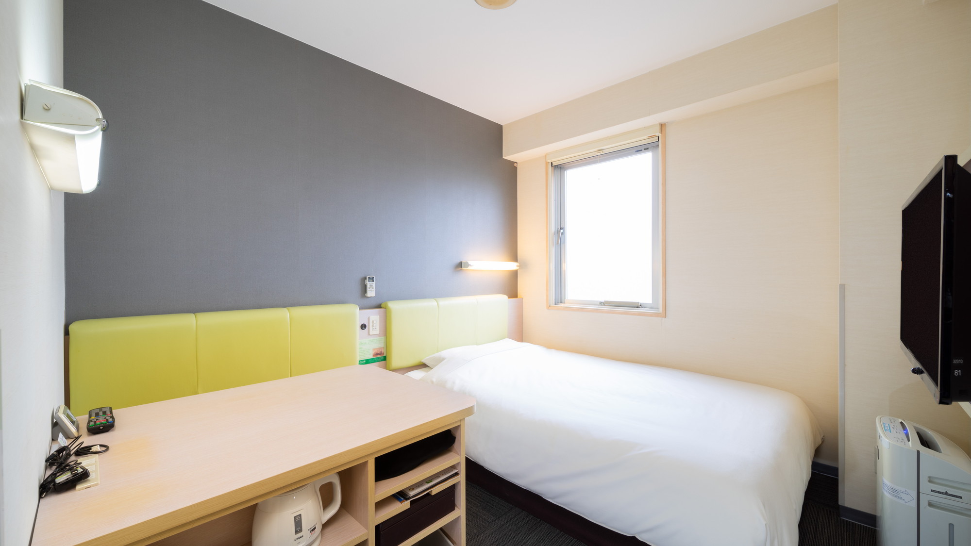 ワイドデスクで作業も捗ります