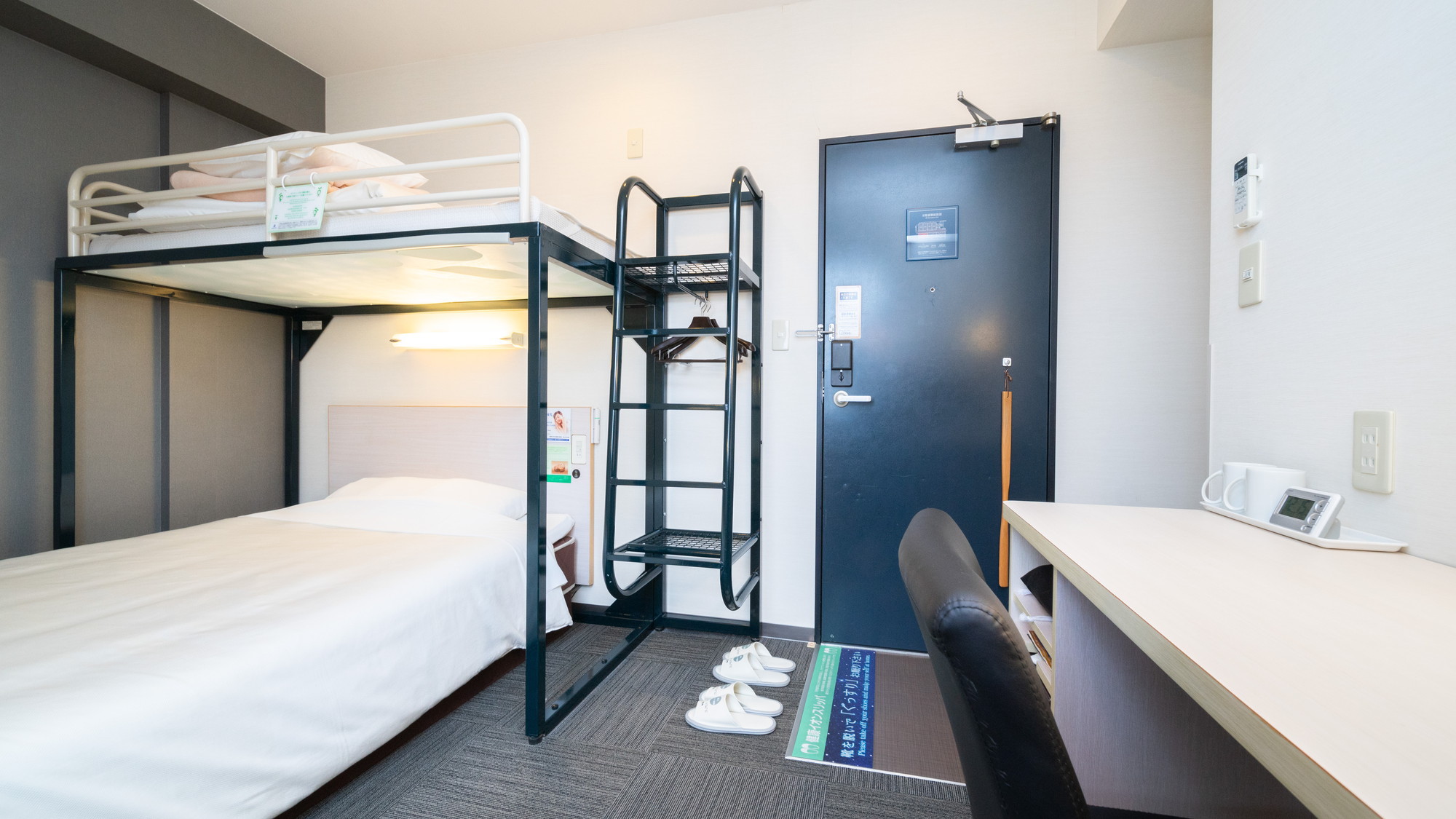 ダブルベッドとロフトベッド付