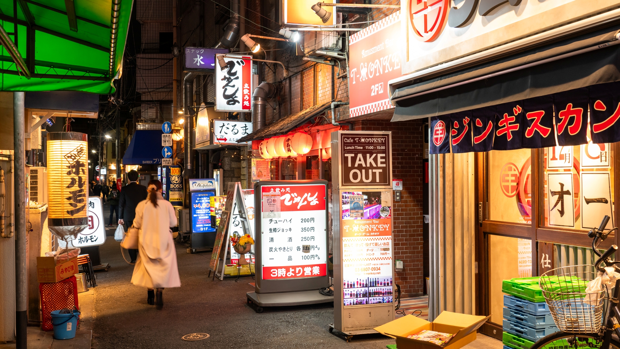 小さな飲食店が軒を連ねる「亀戸横丁」
