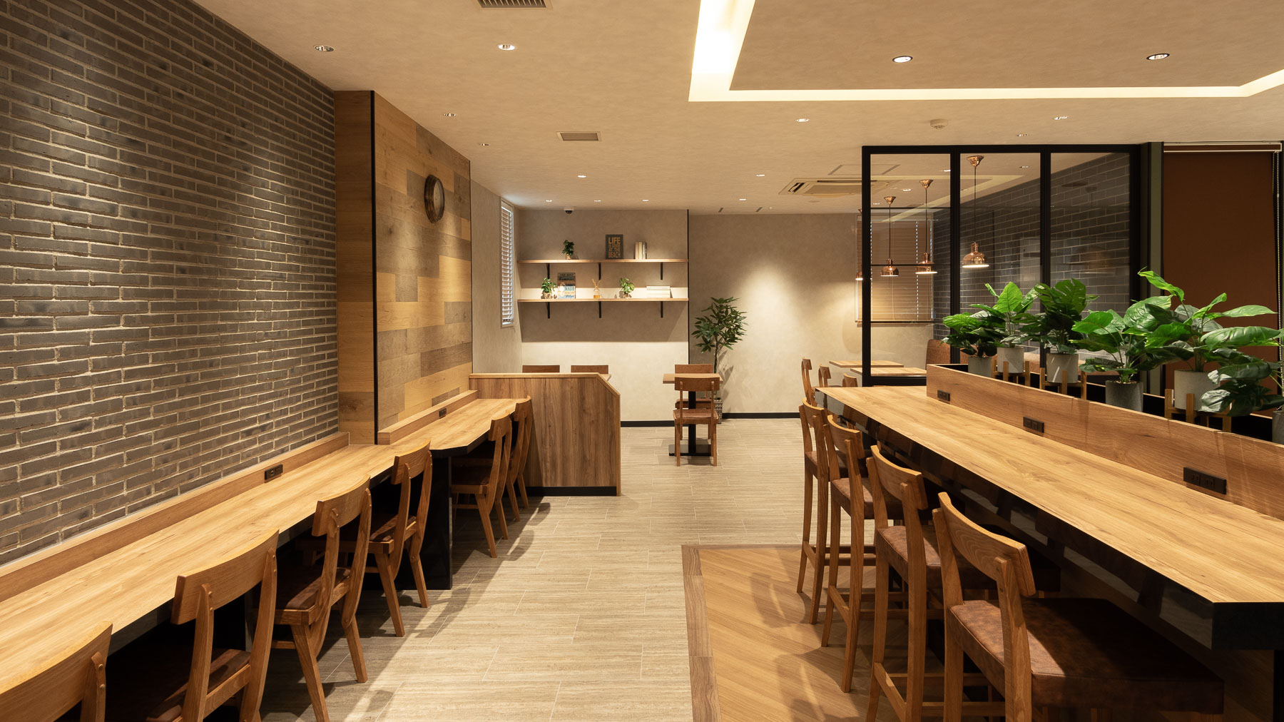 夜は温かみのある照明がラウンジを照らします