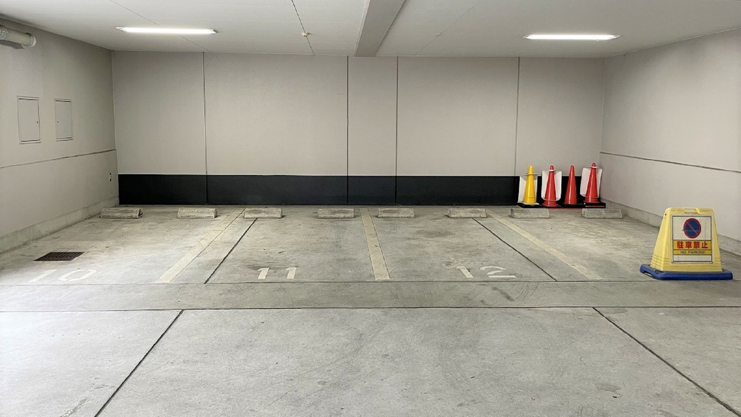 駐車場は電話予約制(有料)です