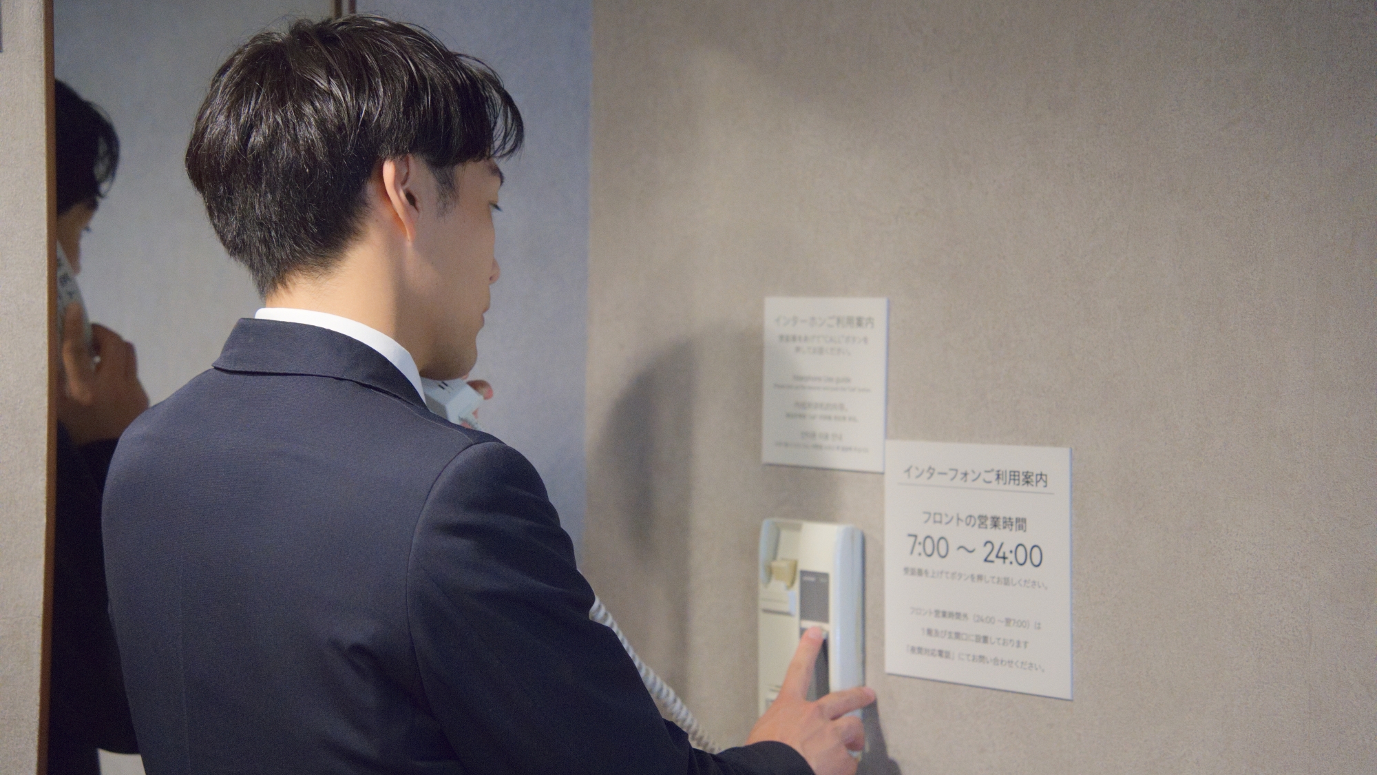 エレベーター横にフロントにつながる内線電話がございます