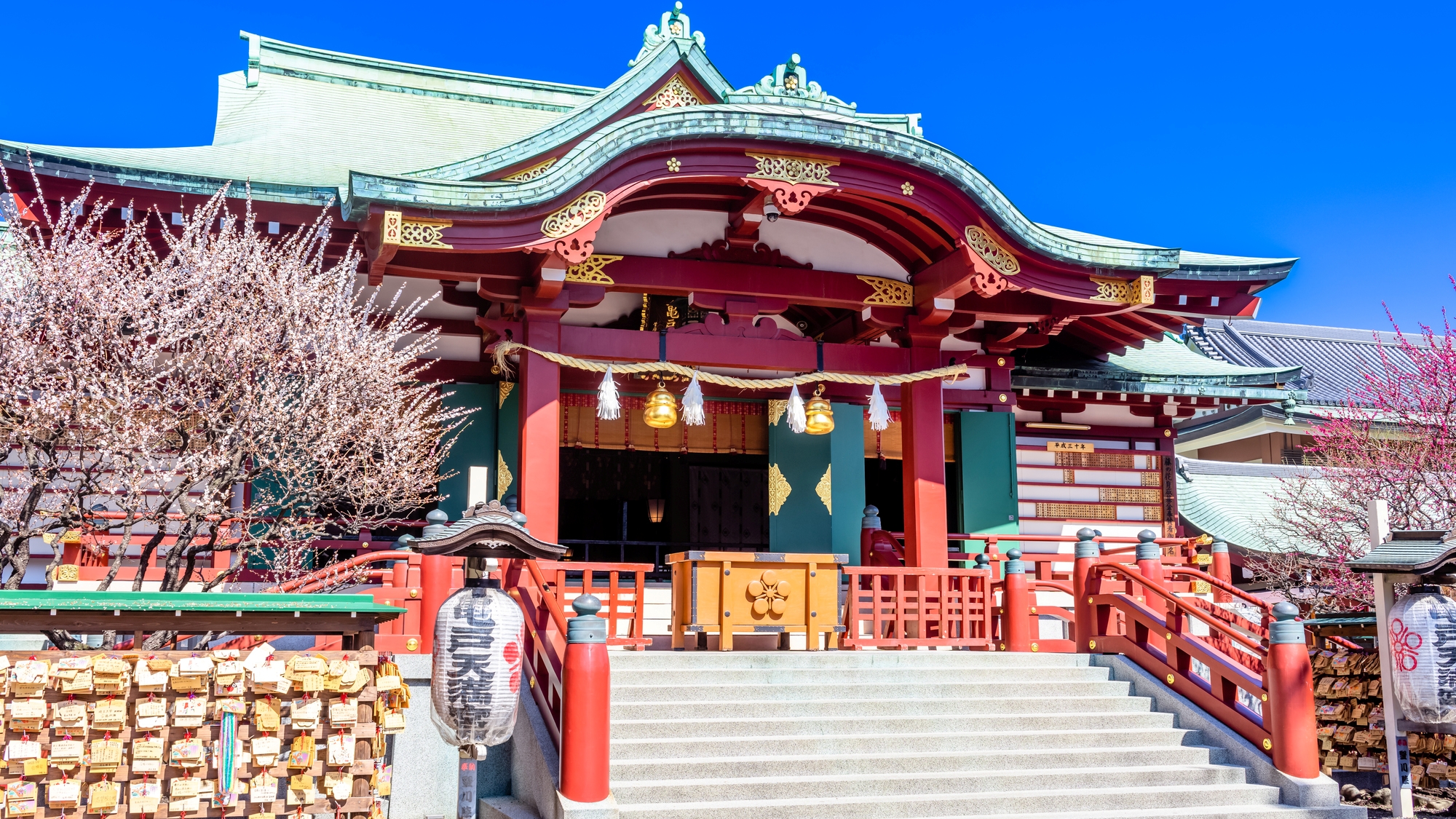 【当館から徒歩7分】学問の神様を祀る神社。藤の花の名所としても知られる「亀戸天神社」