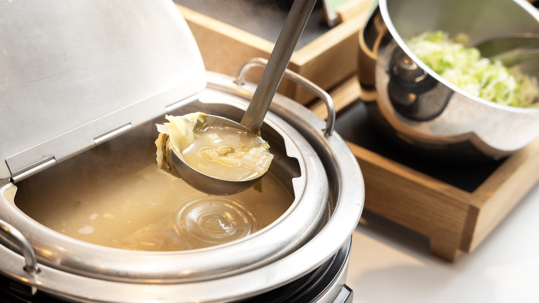 お客様の健康を考えて、有機大豆の味噌汁をご用意