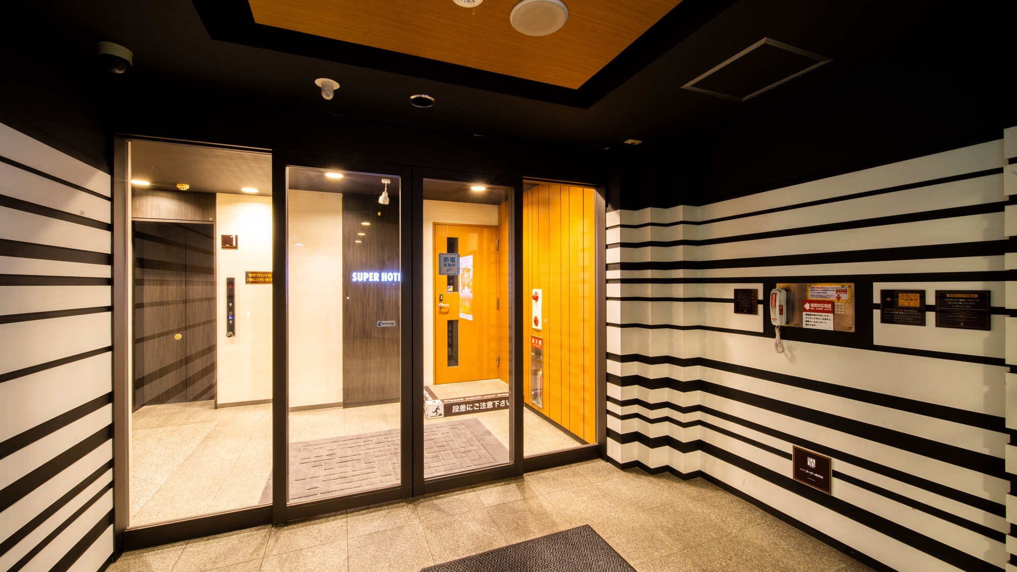 夜間は正面玄関を施錠しております