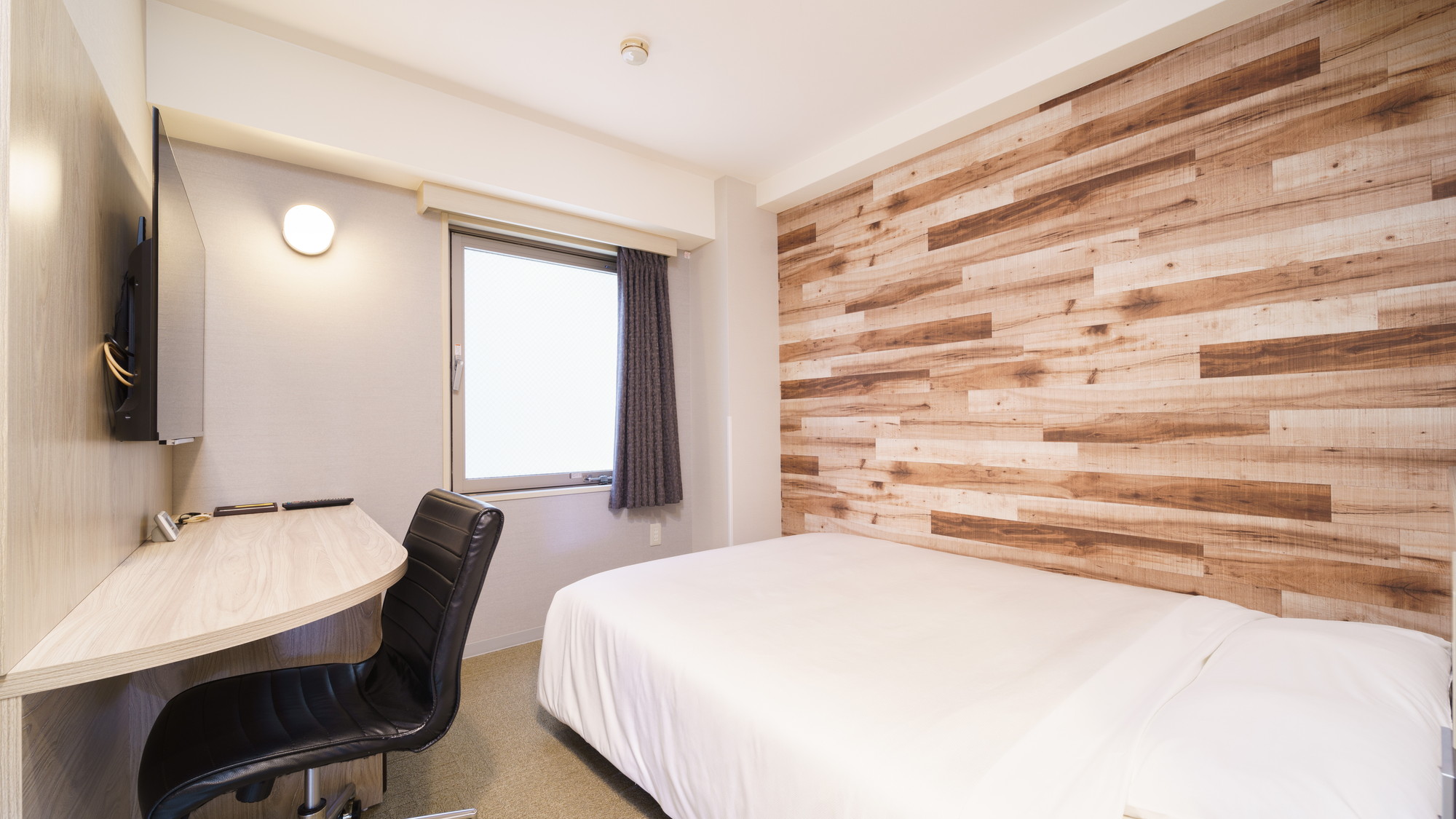 眠りを追及した140cm幅のワイドベッドと適度な硬さのマットでぐっすり