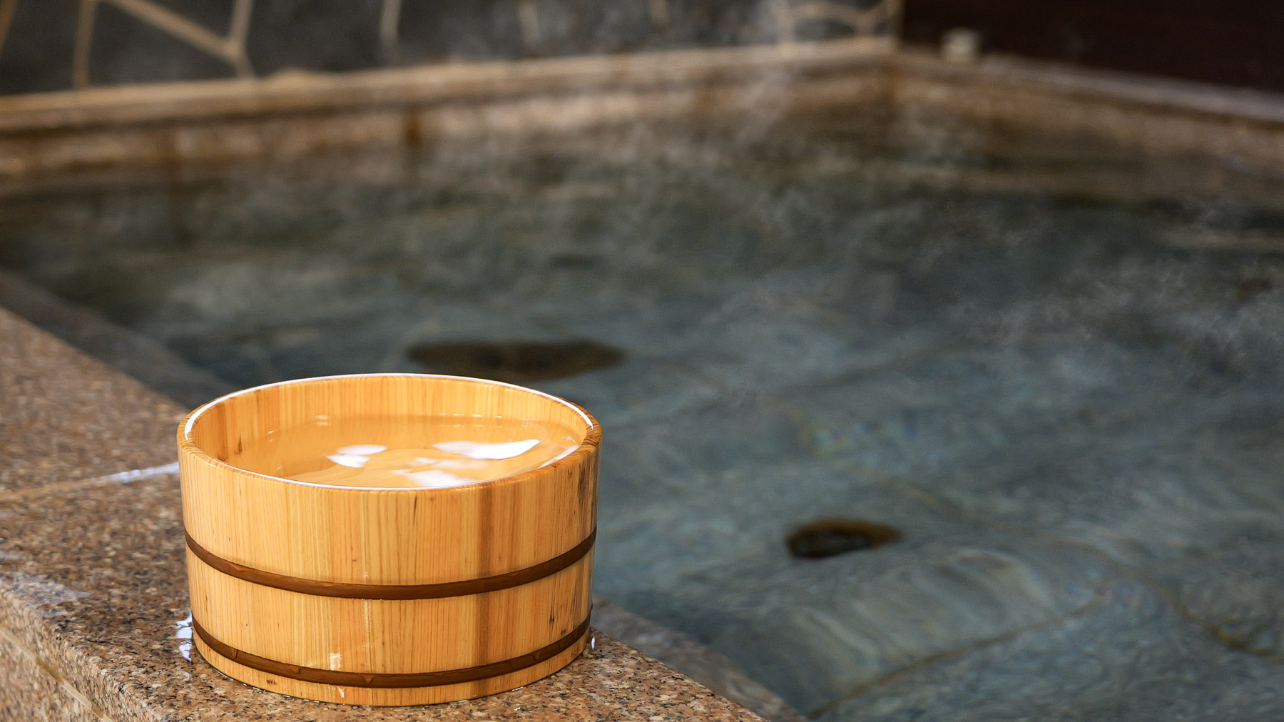 日々の疲れや肩こり、冷えが気になる方に。体を芯から温め、筋肉を優しくほぐす天然温泉