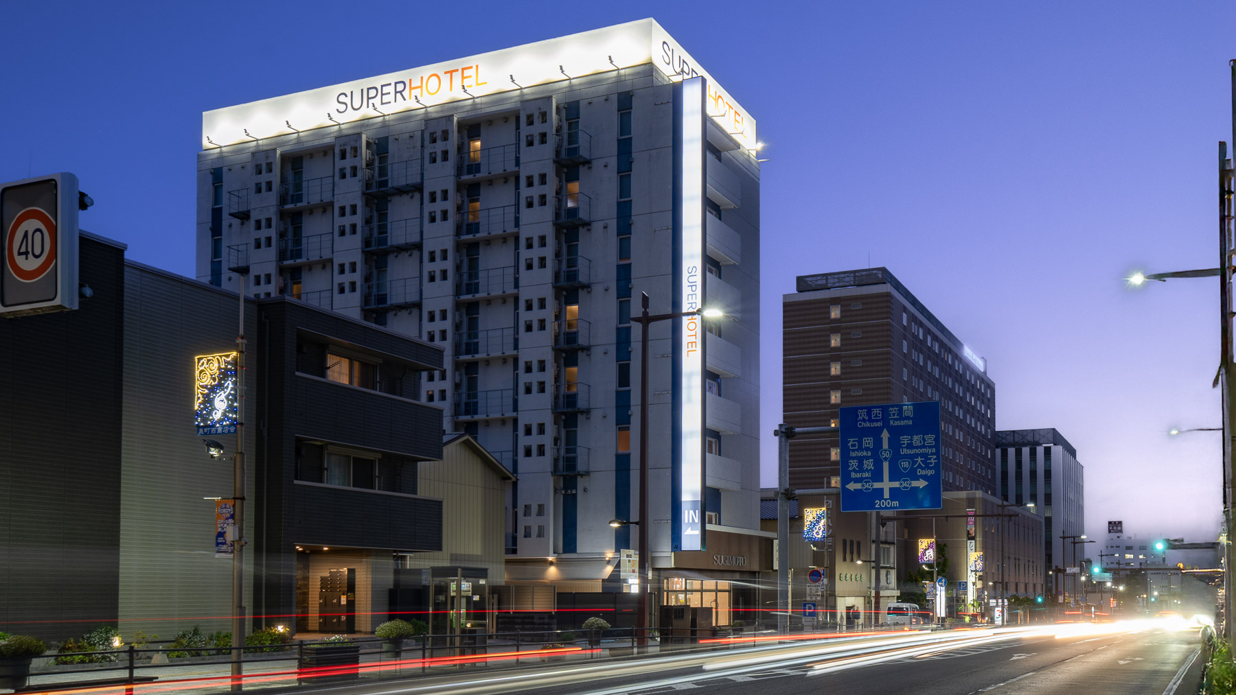 静かな夜に佇む、優しい光のランドマーク