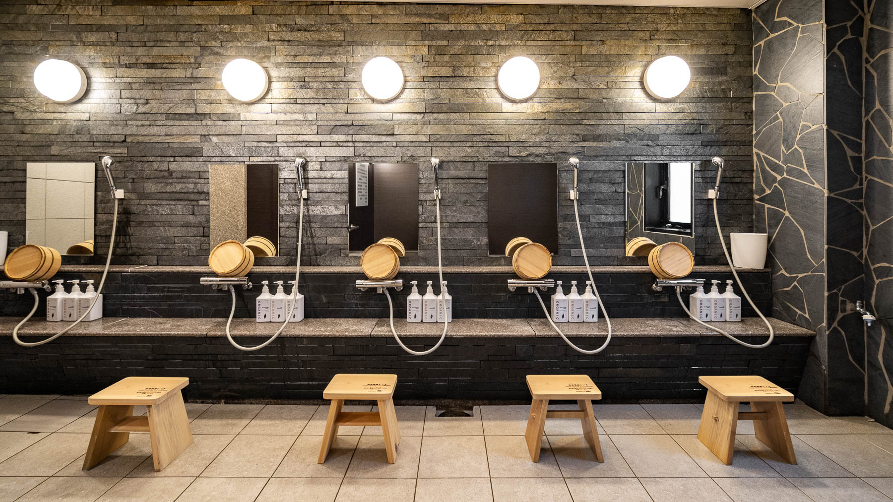 スーパーホテルオリジナルのノンシリコンシャンプー類完備♪洗い場の椅子・桶にも国産のヒノキを使用