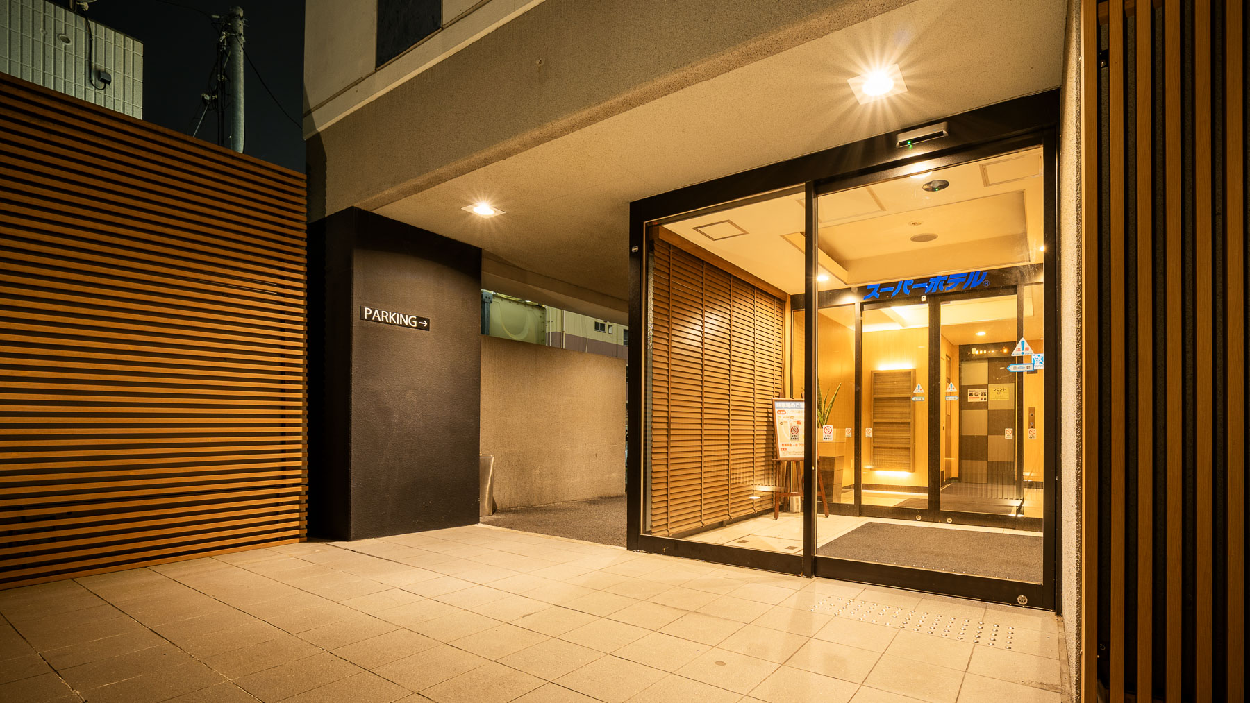 エントランスは24時以降施錠しております