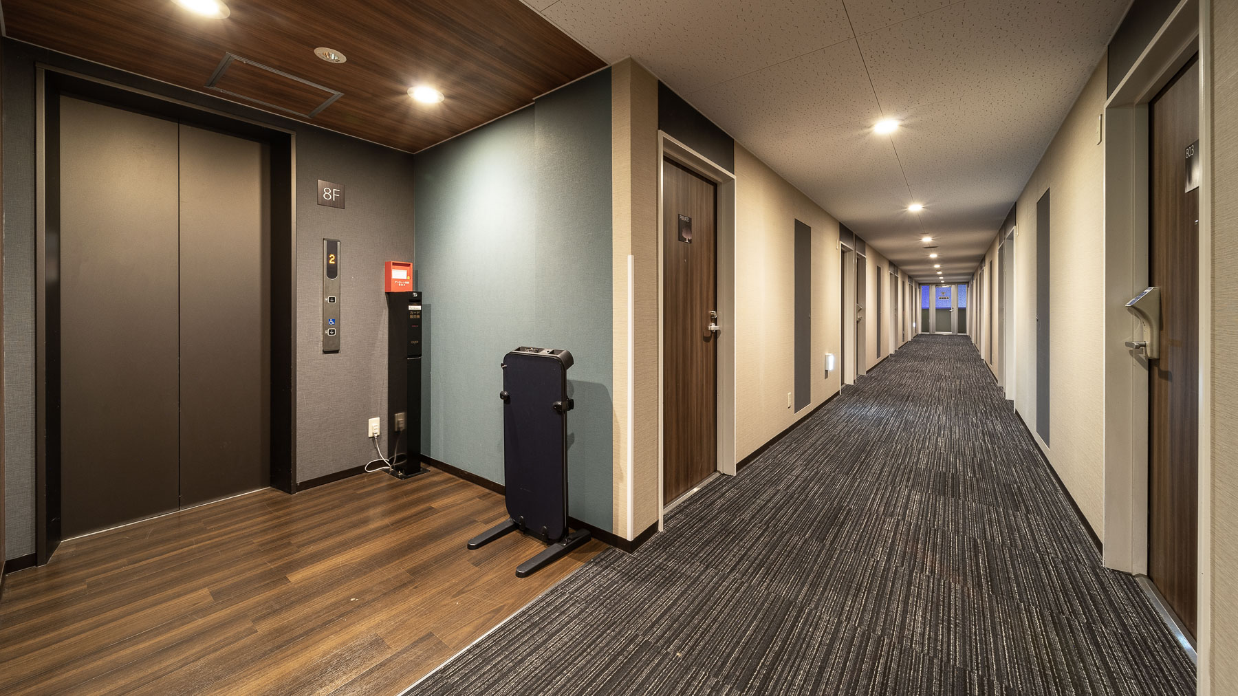 エレベーターも静かに動作しております