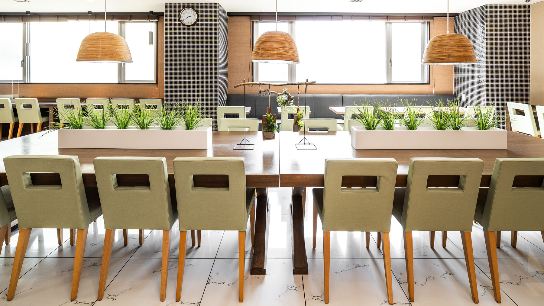 朝の陽ざしに包まれた空間で美味しい食事を