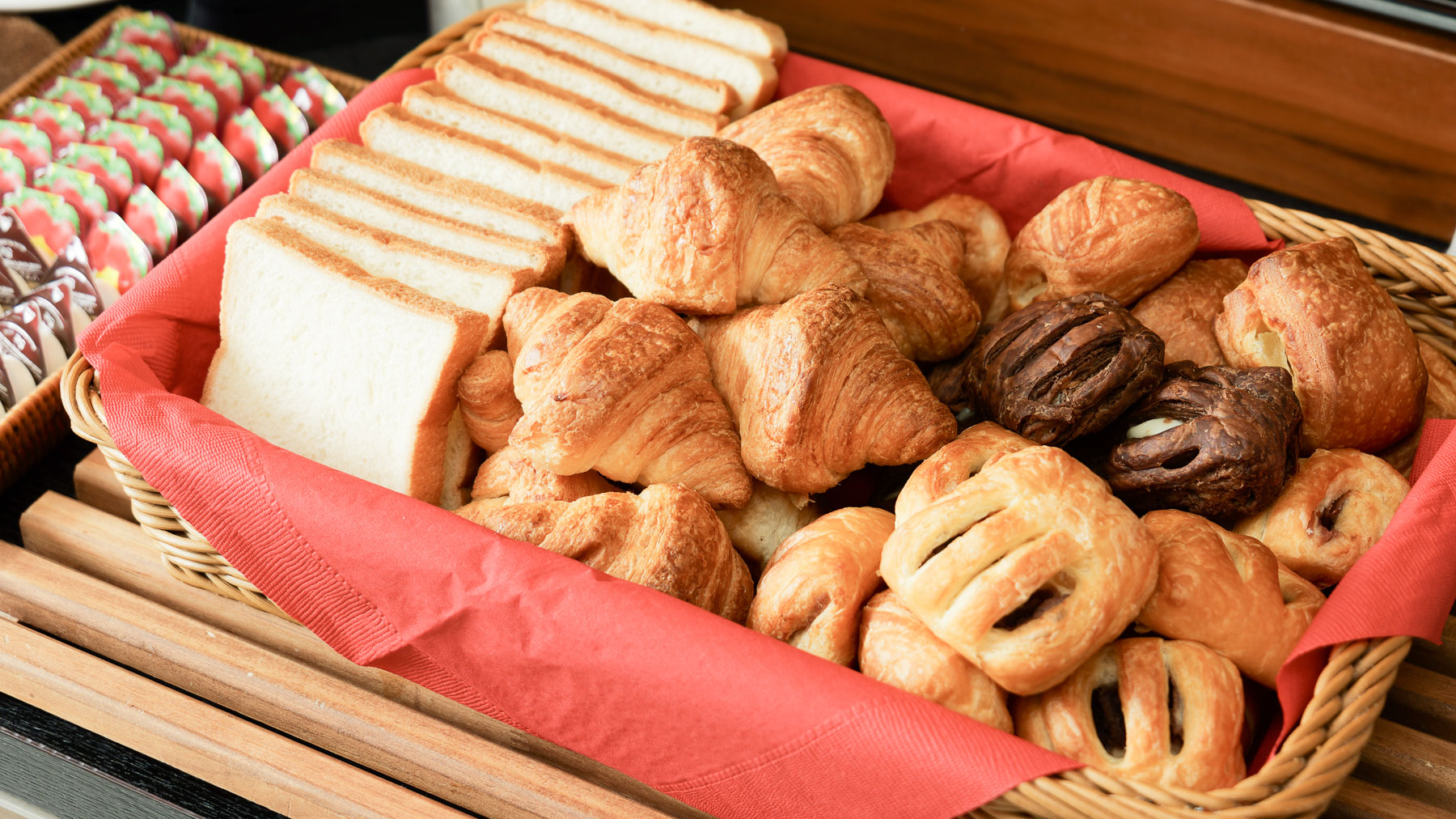 パンも数種類ご用意しております