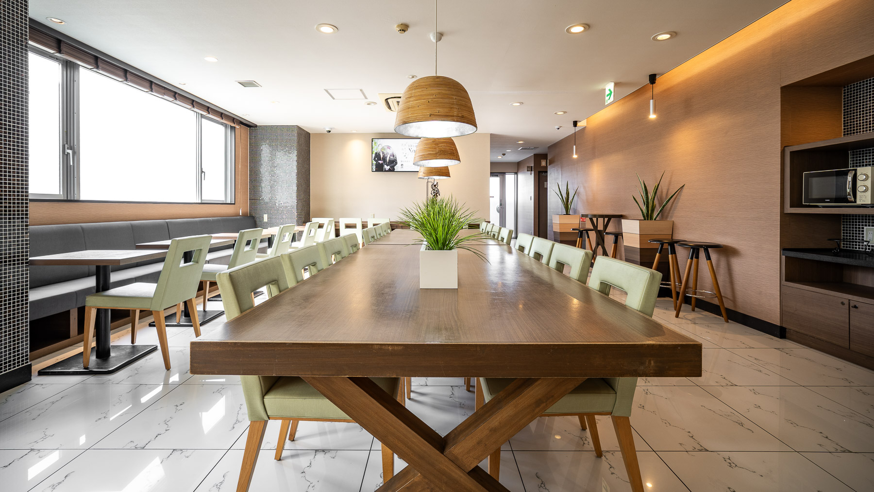 朝は朝食会場、夜はラウンジとしてご利用いただけます