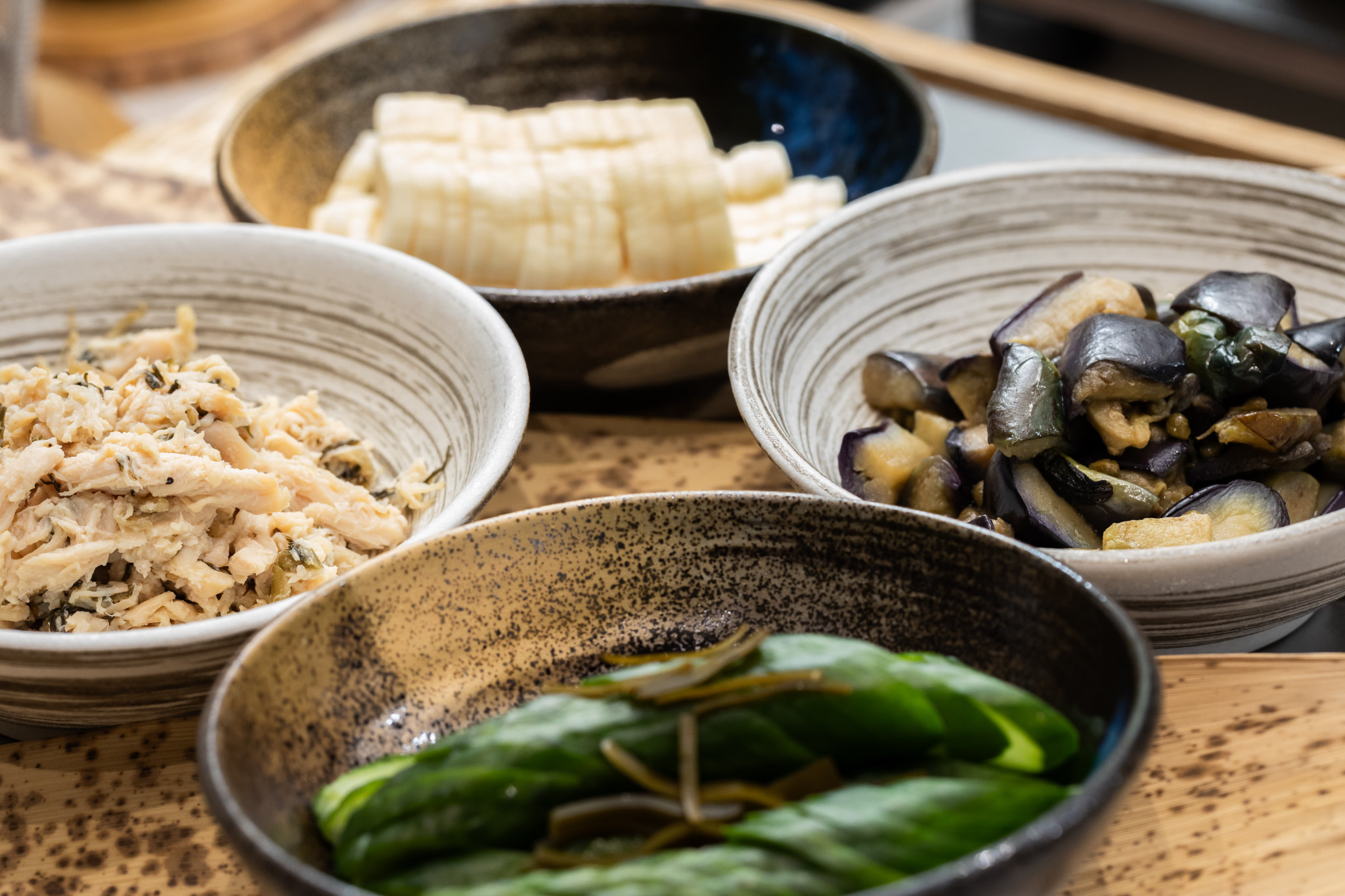 <京つけもの西利のお漬物を使用したおばんざい>すぐき×鶏胸肉、茄子×実山椒 など