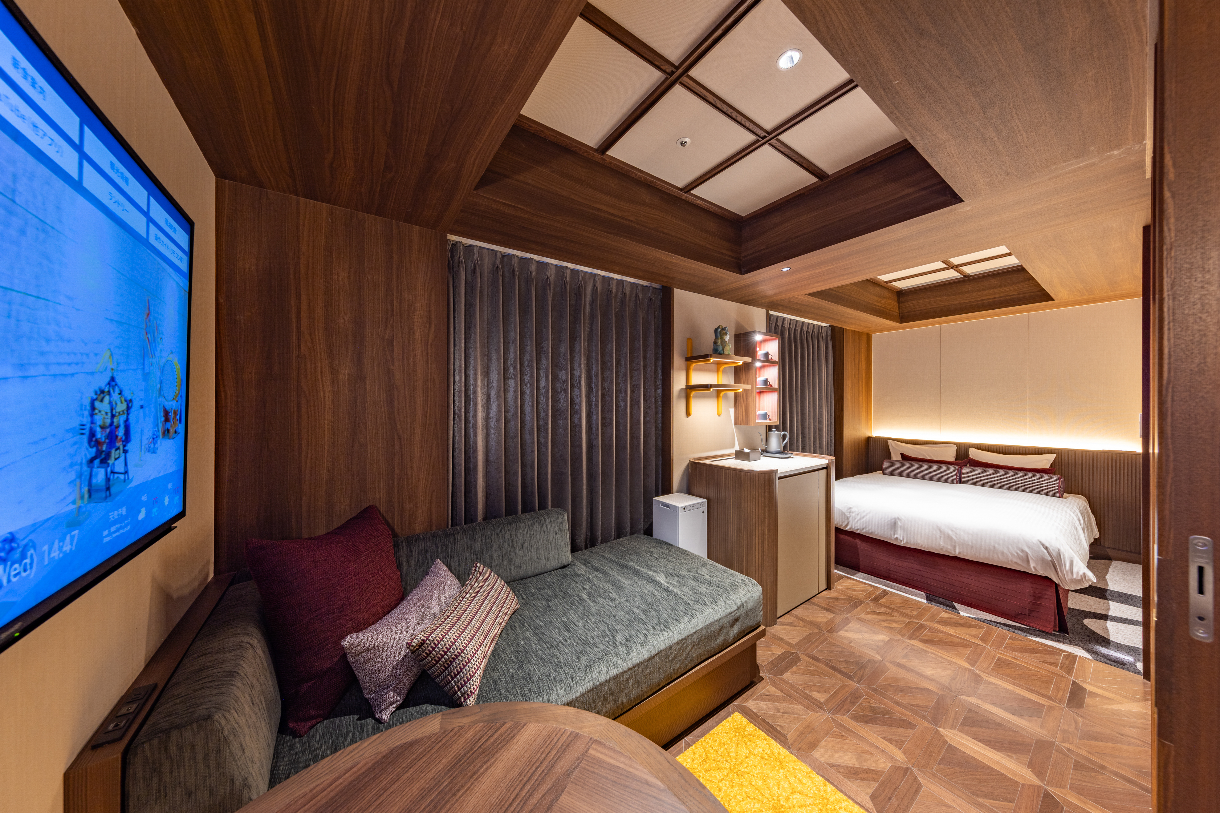 2026年リニューアル！25平米のダブルルームです。 ゆとりのある幅152cmのダブルベッドを備え、お二人でゆったりとお過ごしいただけます。また、ソファベッドも備わっており、最大3名様でご利用いただけます。