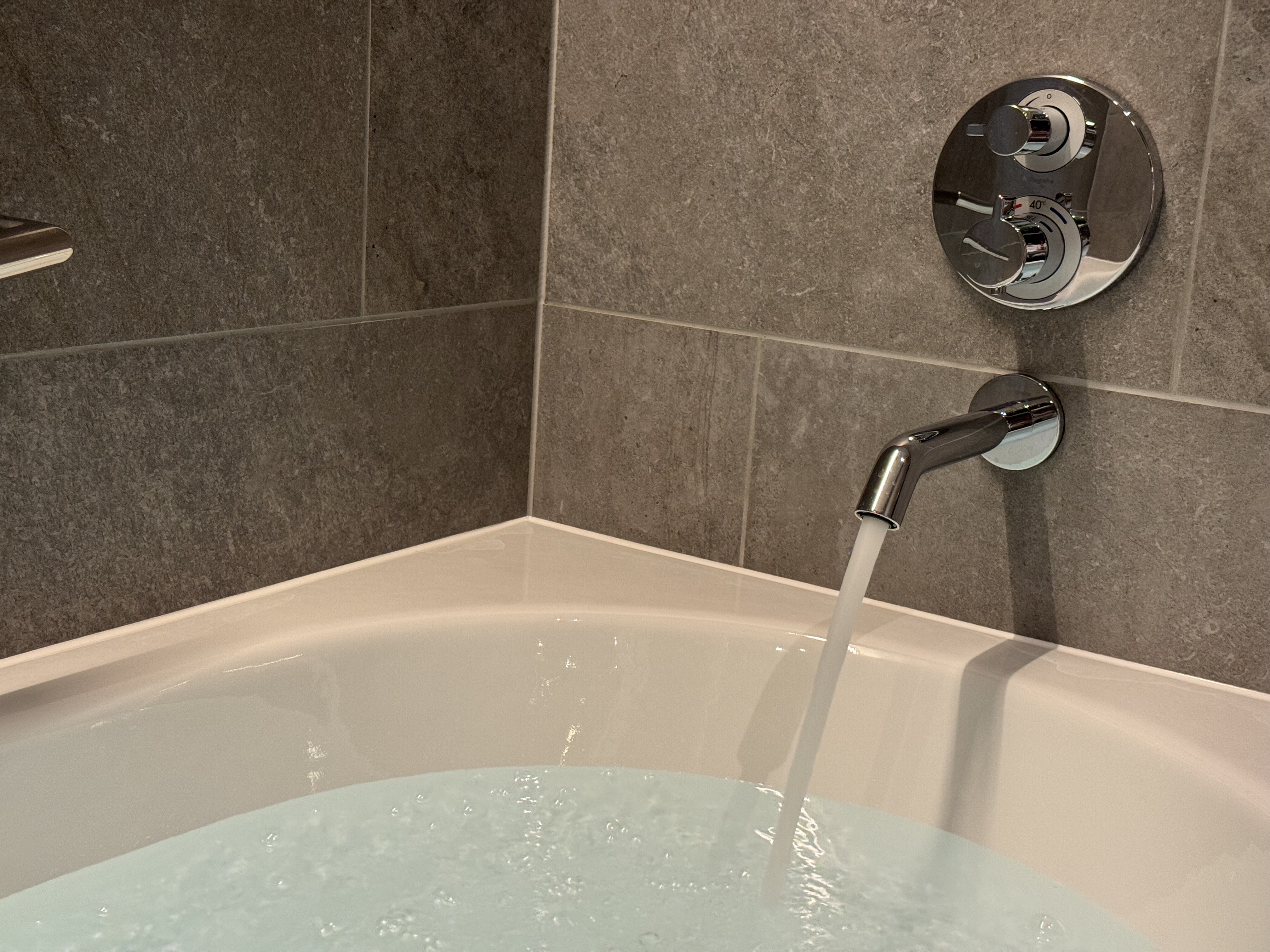 スーペリアトリプル＜バスルーム＞