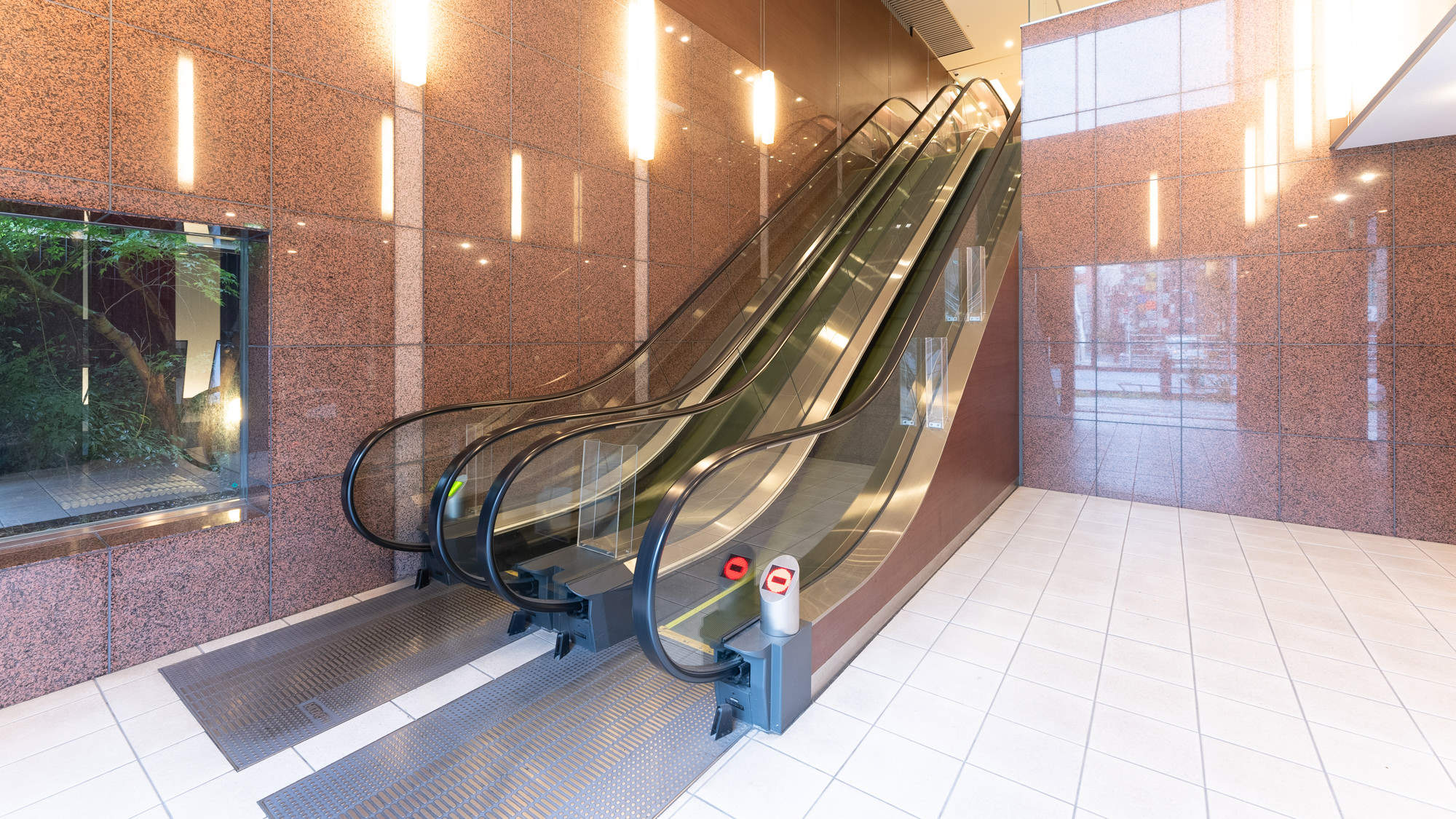 フロント前エスカレーター