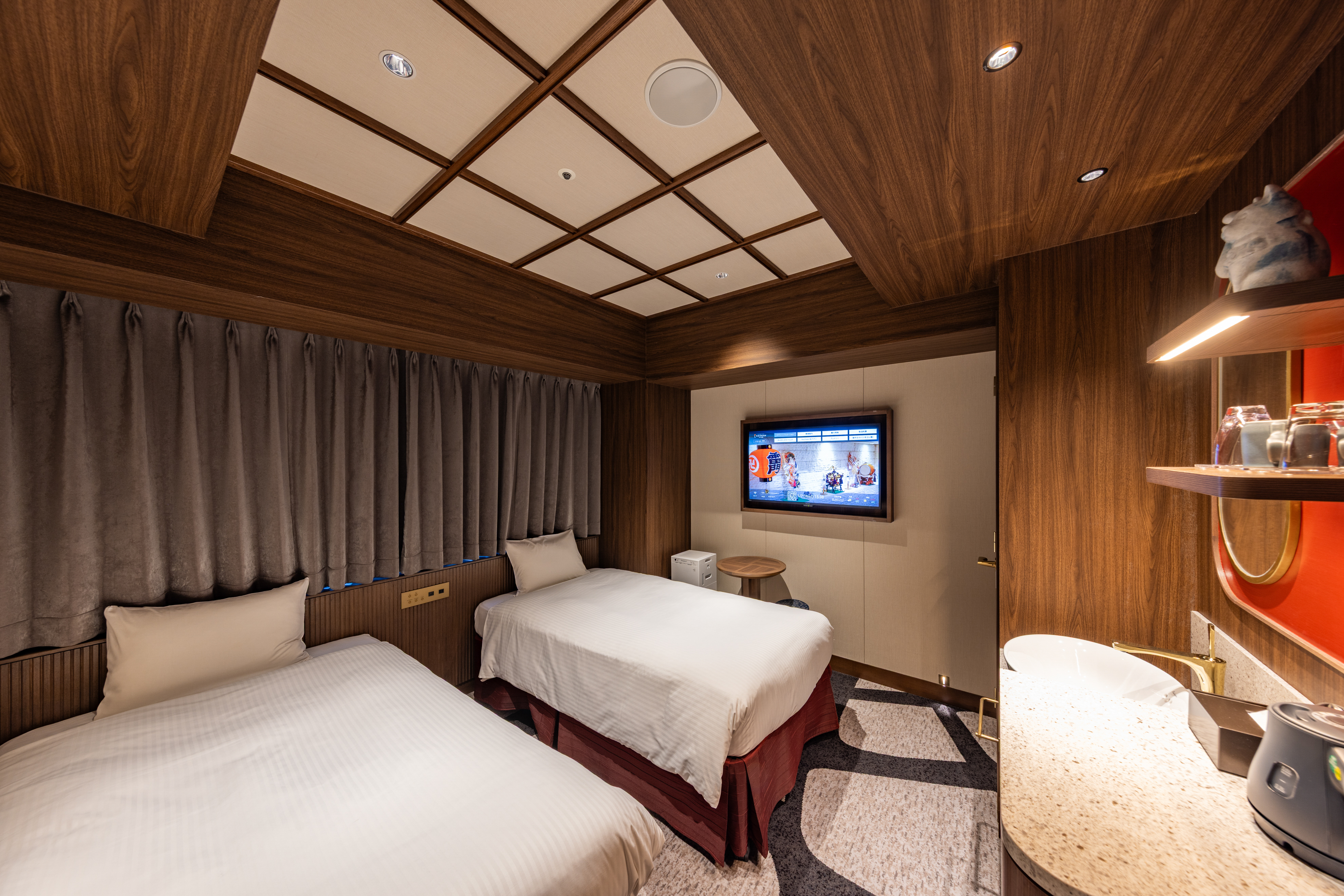 2026年リニューアル！17平米のツインルームです。 105㎝幅のシングルベッドが2台配置されており、お二人でごゆっくりお過ごしいただけます。