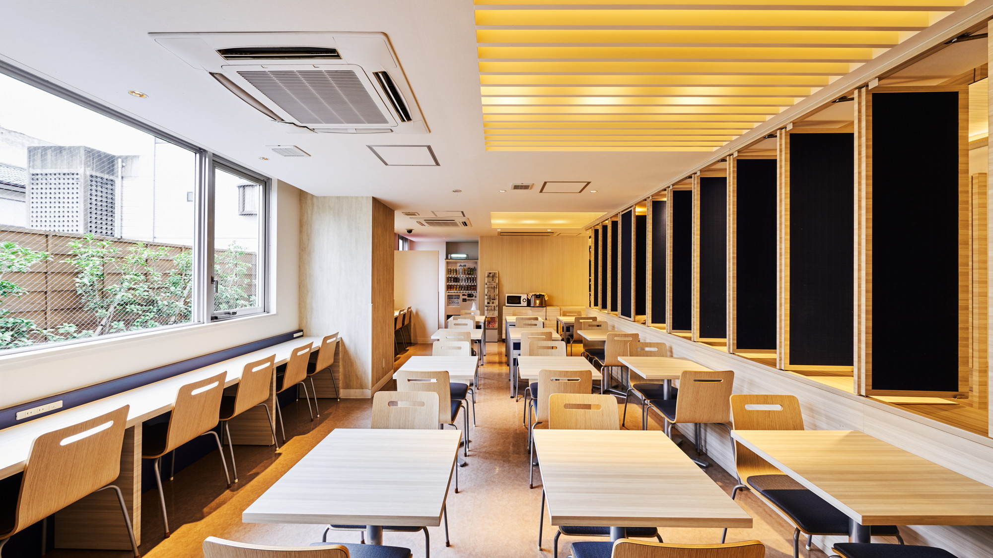 広々としたラウンジでお寛ぎください