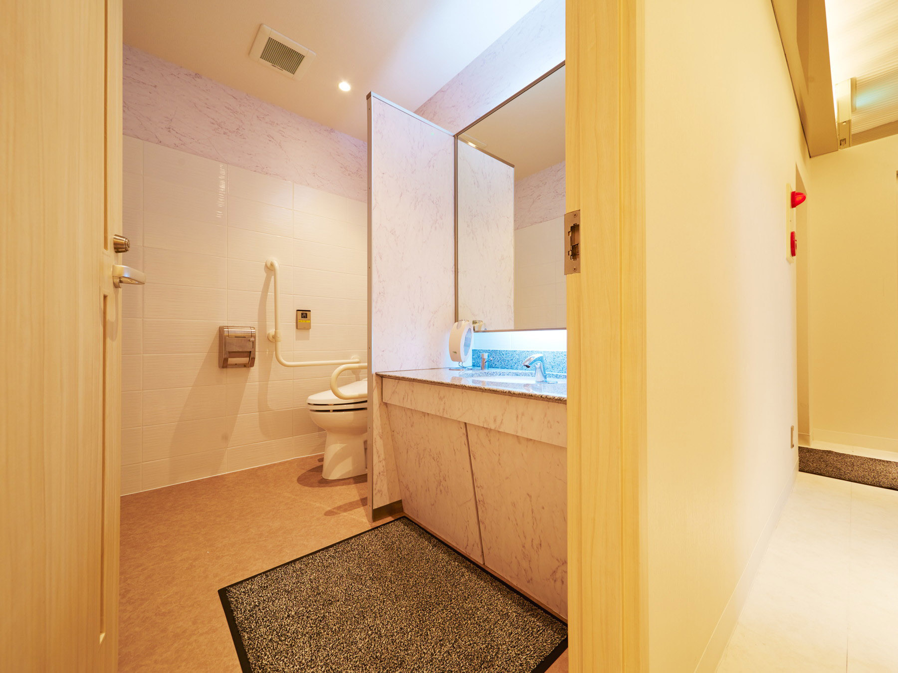 共用トイレはバリアフリー仕様です