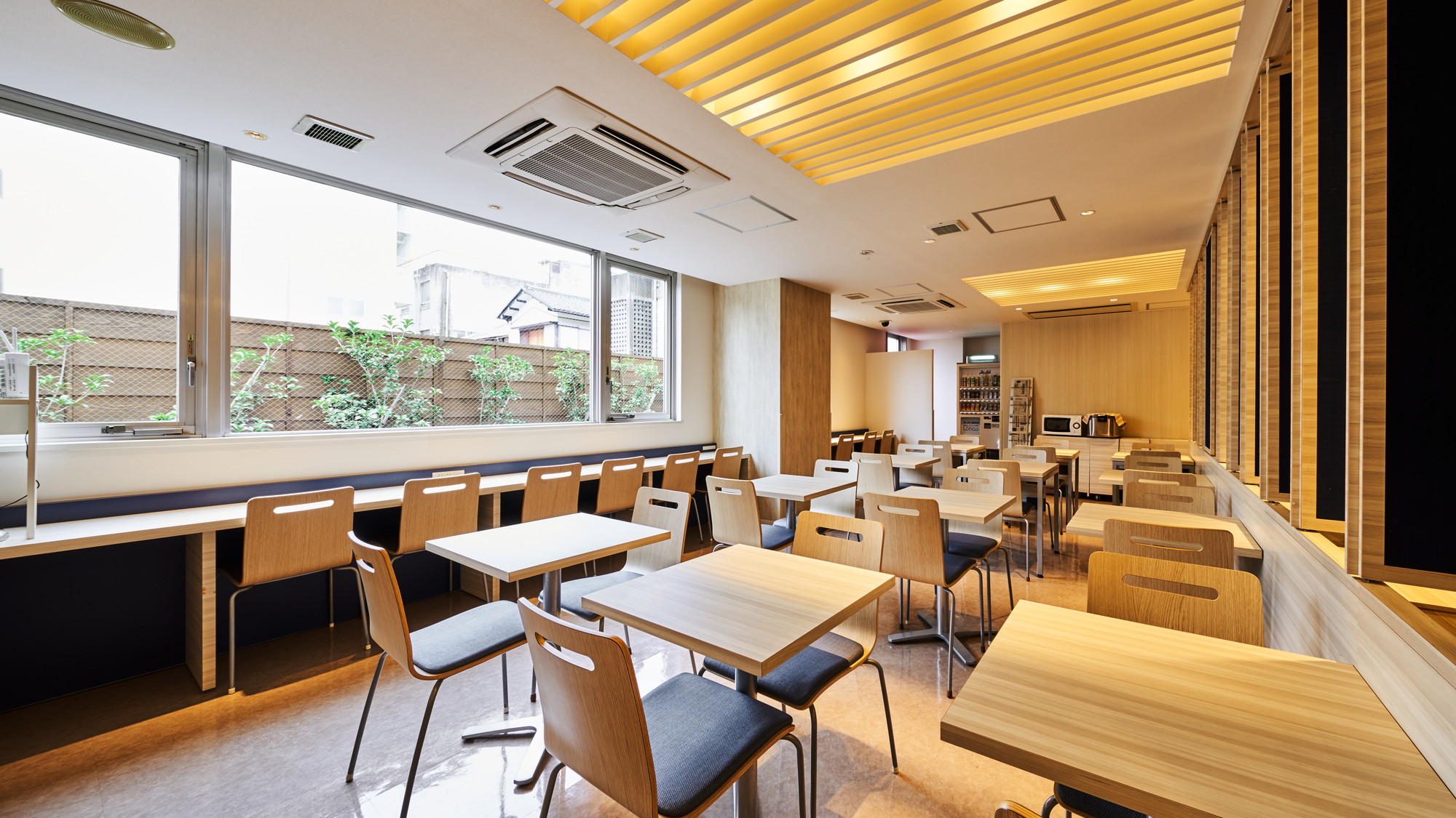 温かみのある照明がラウンジを照らします