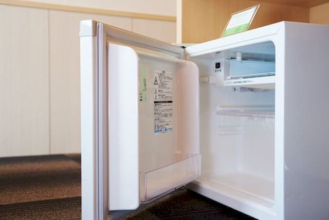 客室冷蔵庫：運転音と振動音を抑えて、静かな客室空間