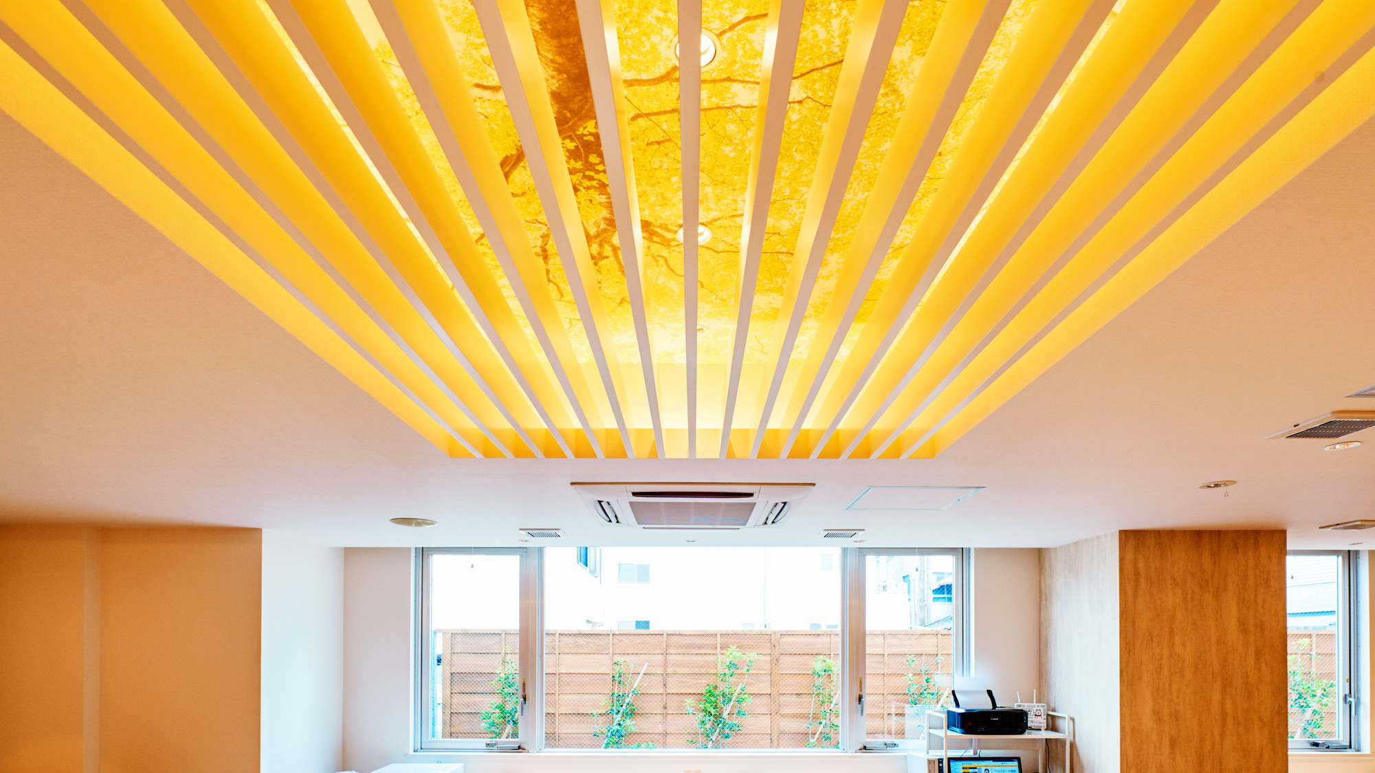 木のぬくもりを感じられるラウンジ