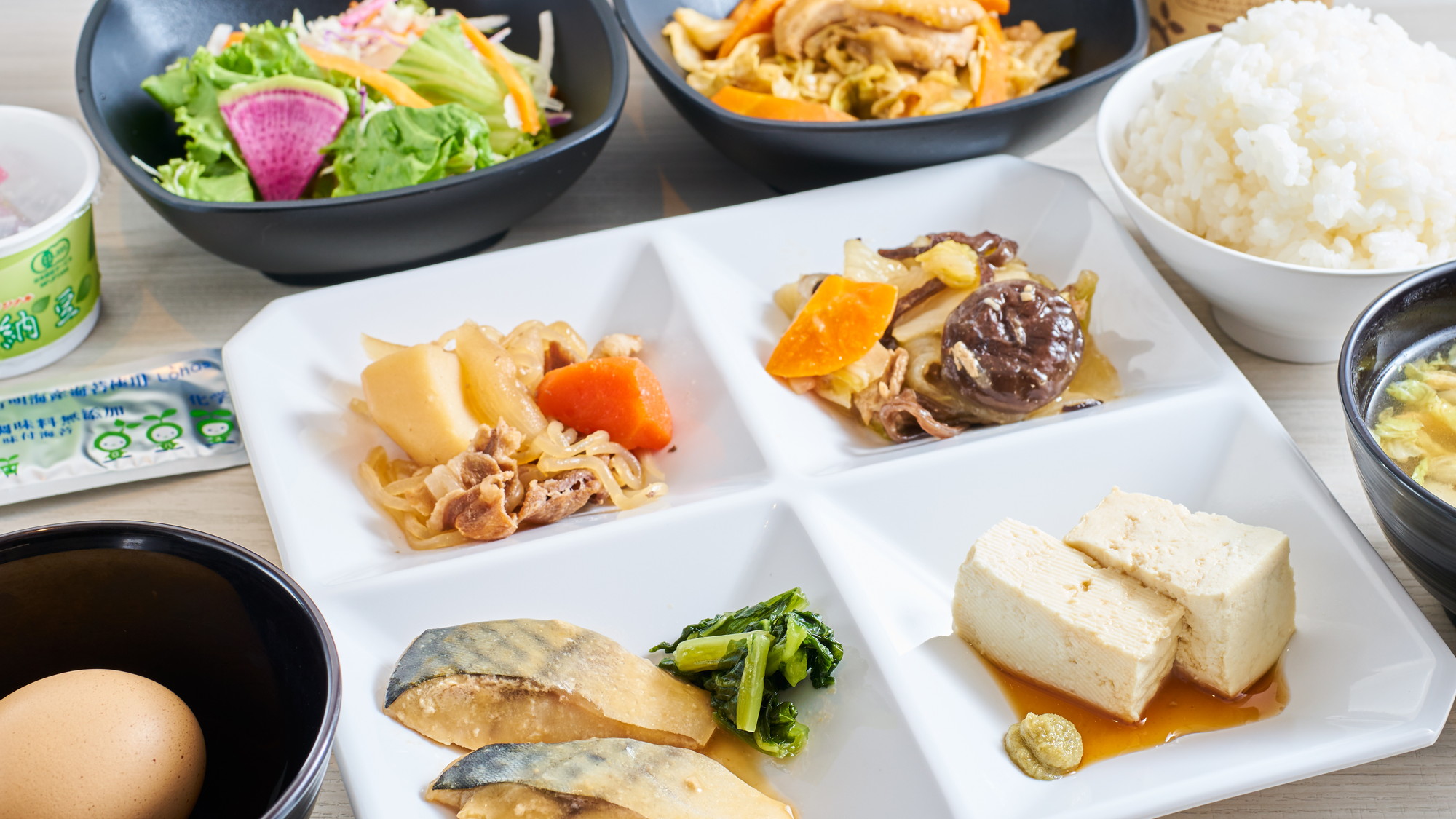 盛りだくさんのおかずで大満足