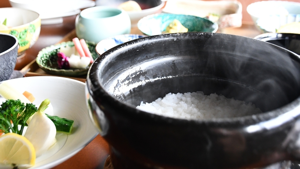 【1泊朝食付プラン】夜は自由に、朝は和の朝餉を個室で〜白銀の湯と静寂に浸る大人の湯宿